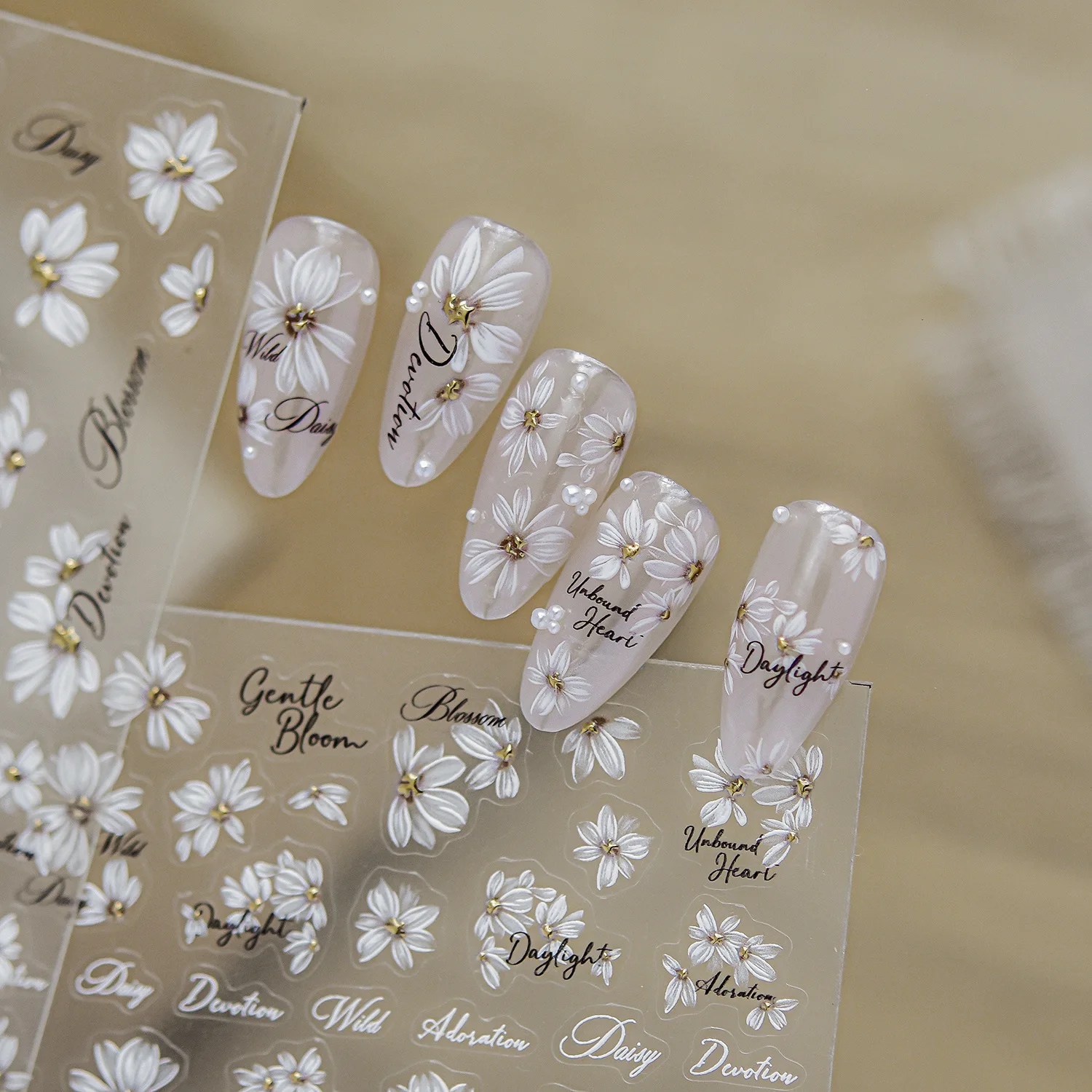 Sweet Bloom 5D Nagelaufkleber Goldfolie Weiße Gänseblümchen Französische Blumen Selbstklebende Nagelkunst-Aufkleber Maniküre Nageldekoration für Mädchen und Frauen