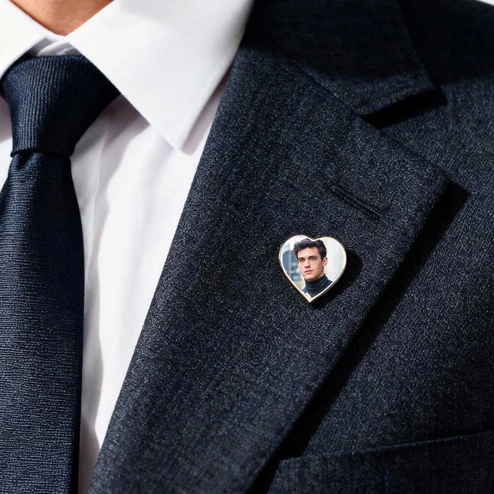 

Брошь с фотографией на заказ для мужчин и женщин, персонализированная брошь в форме сердца из нержавеющей стали круглой формы, водонепроницаемый памятный подарок