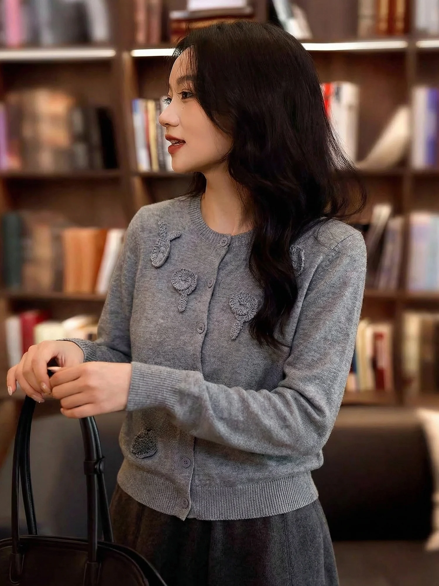 

Ele Sle Long Sve round Ne Knitted Cardigan Women's Slimming Sweater with 3D Flower Decoration Cotton Camere Blen...