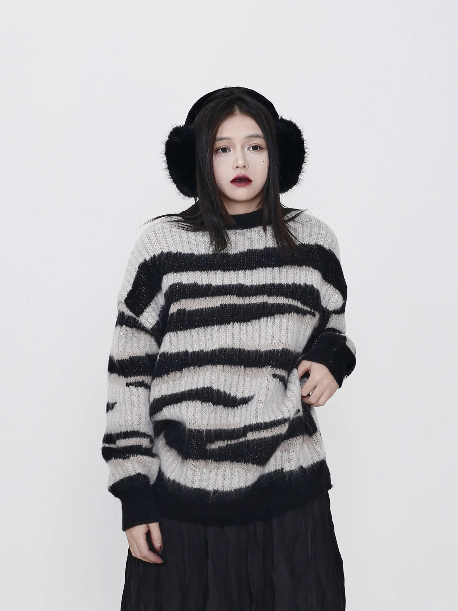 Autumn Winter New Knitted Cashmere Unisex Vintage Lazy Atmosphere Irregular Striped Design Knitwear round Neck Sweater