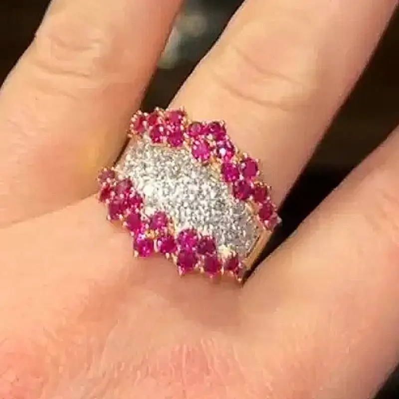 Huitan Modischer Damenring in Goldfarbe mit eingelegtem, strahlend weißem/rotem Zirkonia, Party- und Hochzeitsaccessoires, bezaubernder Damenschmuck, Geschenk