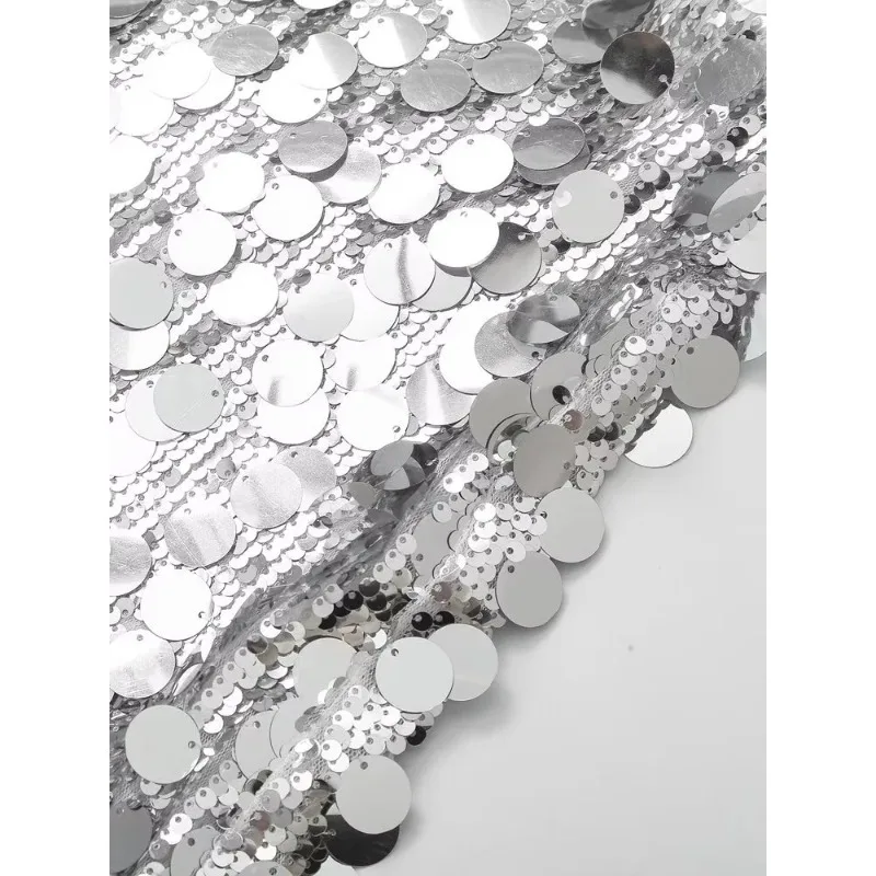 Gonna a trapezio con paillettes riflettenti sexy; gonna corta da ragazza calda che abbraccia i fianchi, mini-lunghezza.