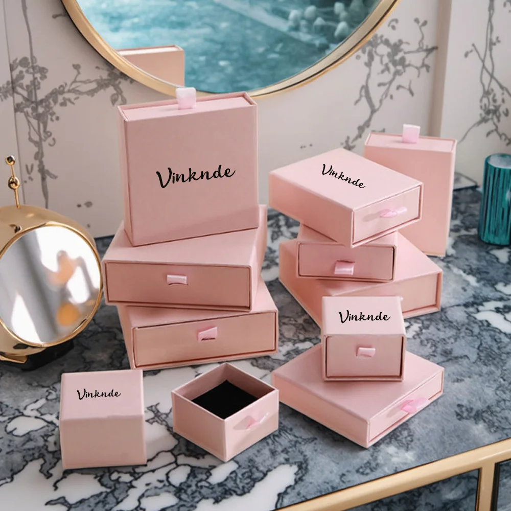 

50 упаковок, картонные шкатулки для драгоценностей, индивидуальный логотип, ящик для свадебного подарка, бумажная упаковка, органайзер, чехол для браслетов, серег, колец