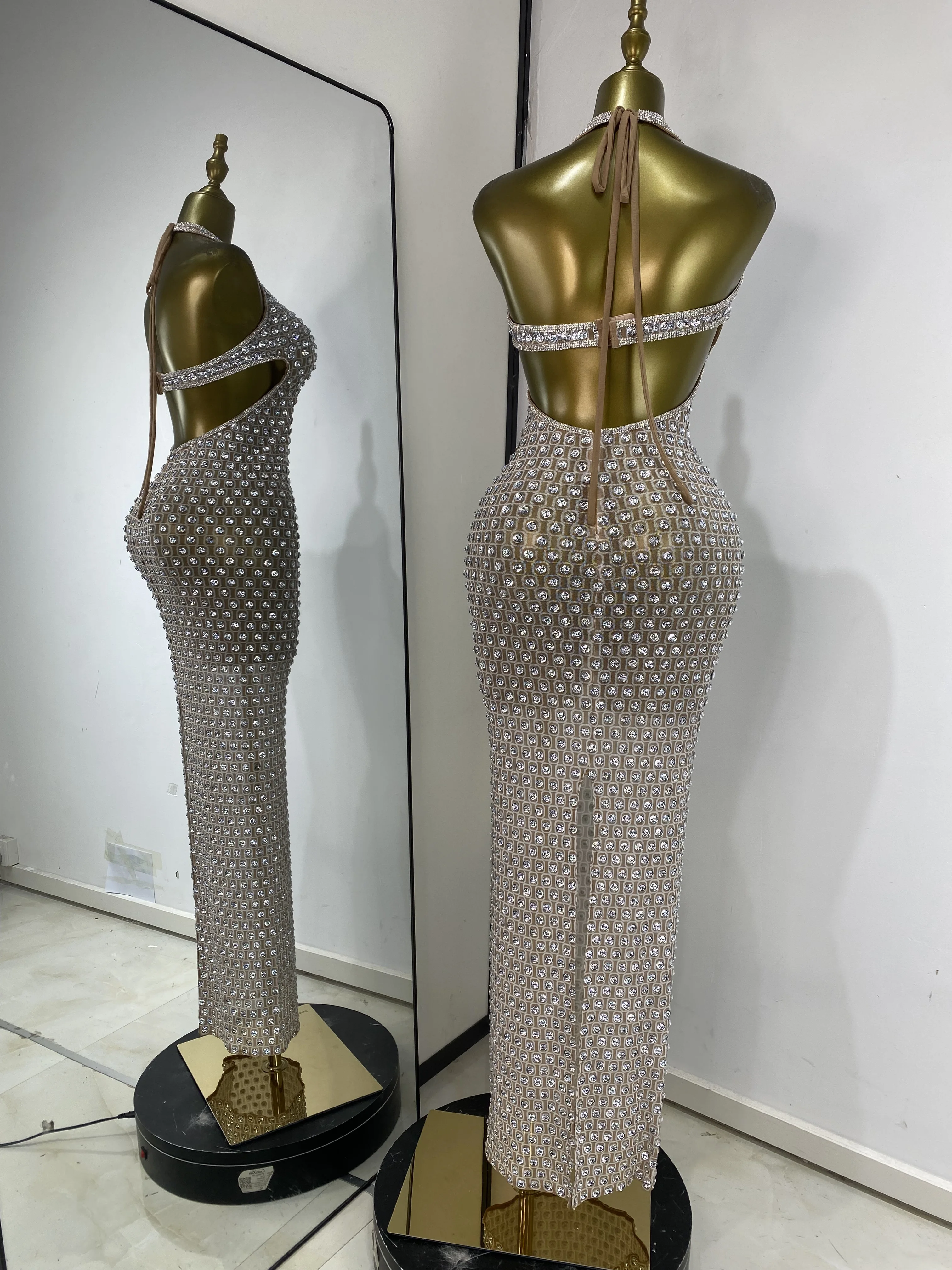 Mujeres brillantes diamantes de imitación Halter cuello en V recortado Maxi largo pasarela celebridad fiesta de noche vestido de cumpleaños trajes de escenario fotografía