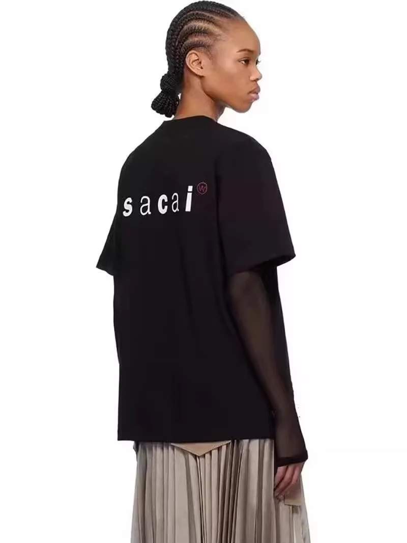 

Wtaps X Sacai Print Joint Back Letter Logo Свободная хлопковая футболка с короткими рукавами для мужчин и женщин Повседневная одежда Повседневный топ