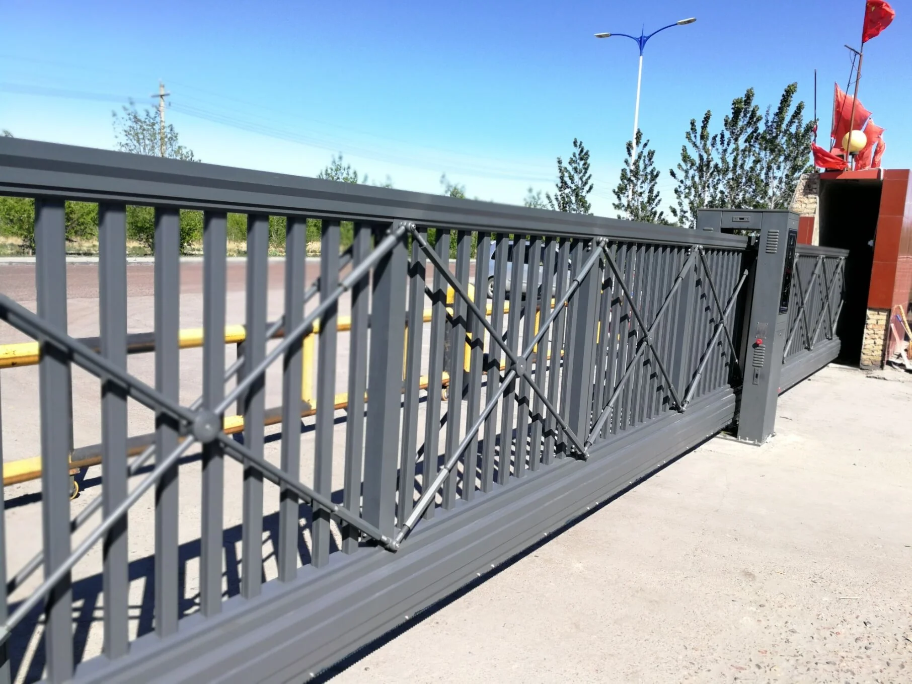 Qigong Intelligentes Aluminium-Gleitzauntor mit geradem Arm und automatischer Öffnung für Hotelanwendungen