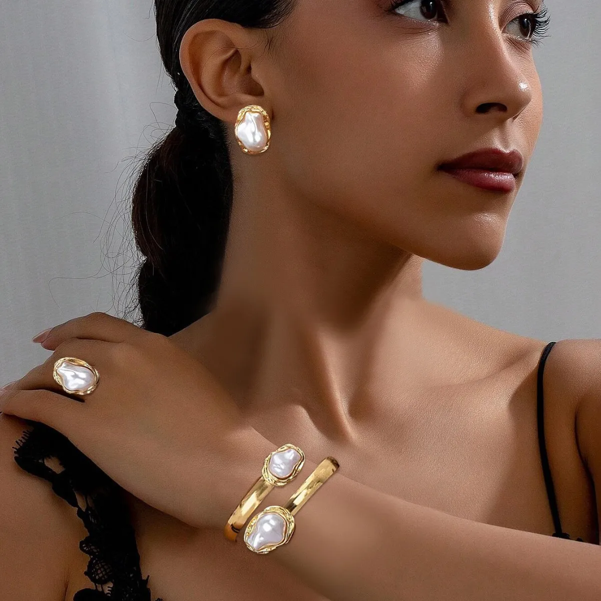 

Fashion Pleated Metal Ring & Elegant Pearl Earrings Open Adjustable Bangle Set
