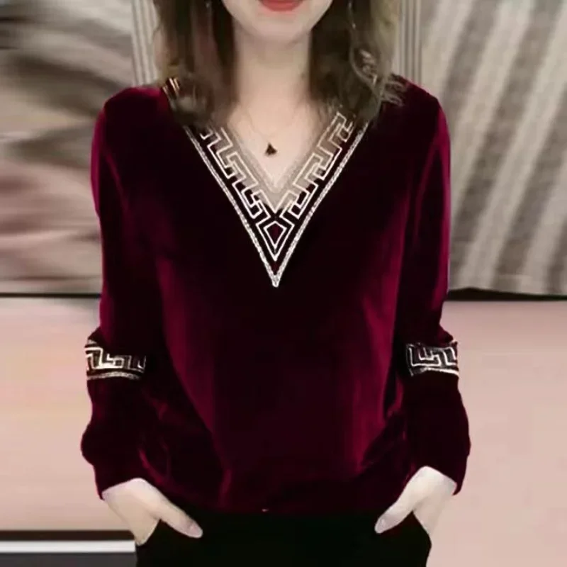Vintage Women Golden Velvet T-shirt Spring Autumn New Long Sleeve Female Clothing V-neck Fashion Pullover Loose Casual Tops 2023