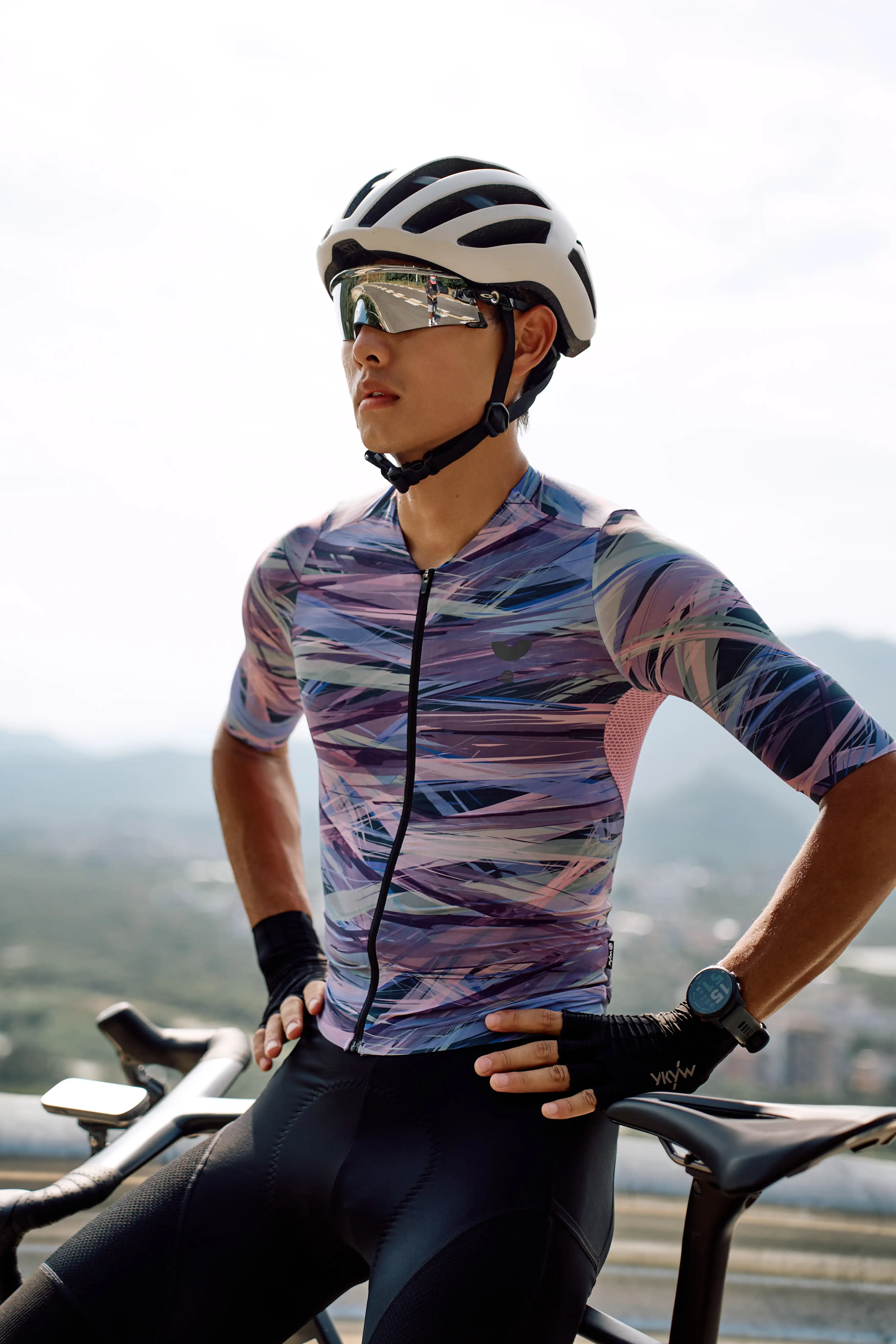 YKYW Herren-Radtrikot, kragenlos, weich, leicht, für Rennräder, atmungsaktiv, Sommer, kurzärmelig, nahtlos, schmal geschnitten – Detail 10