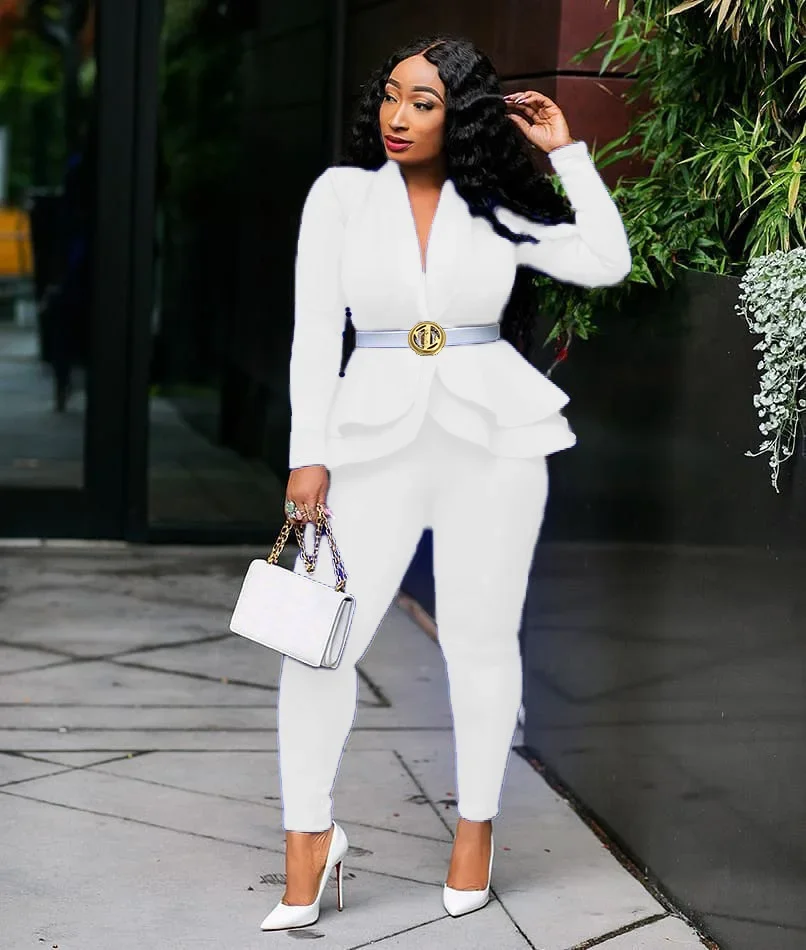 Herbstliches Damen-Outfit, bestehend aus zwei Teilen: ein einfarbiges Oberteil mit V-Ausschnitt und langen Ärmeln, ein Blazer mit Peplum-Saum und eine Bleistiftrockhose – ein elegantes, formelles Business-Outfit für den Büroalltag, erhältlich in großen Größen. – Detail 15