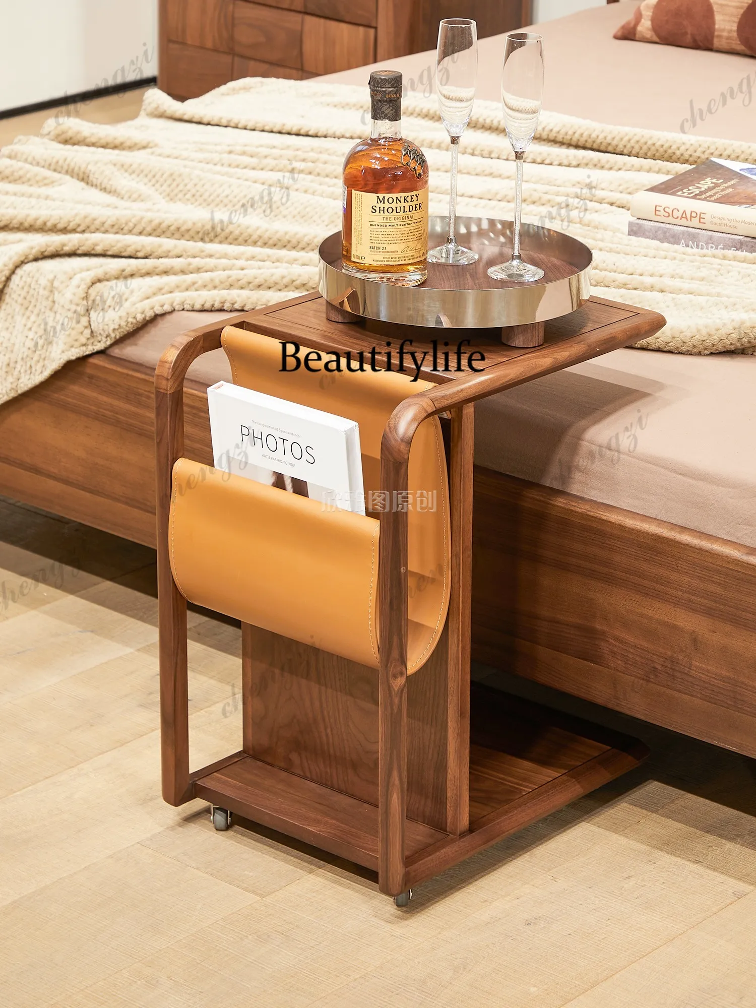 Italian light luxury, a few C types on the side of the sofa, a movable small coffee table with wheels in the living room