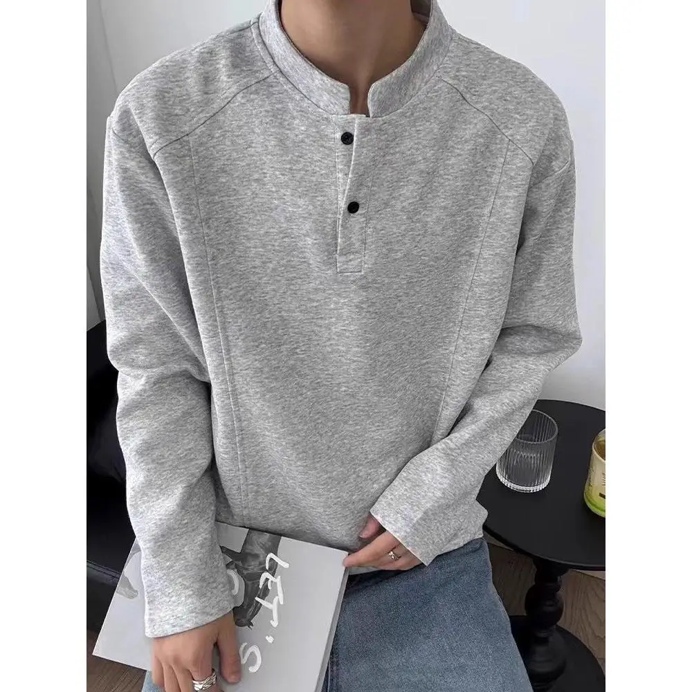 Camiseta Masculina de Manga Longa com Gola Henley Americana, Moletom Boxy com Gola Alta, Camada Base Casual Cleanfit para Homens - Coleção Outono 2025