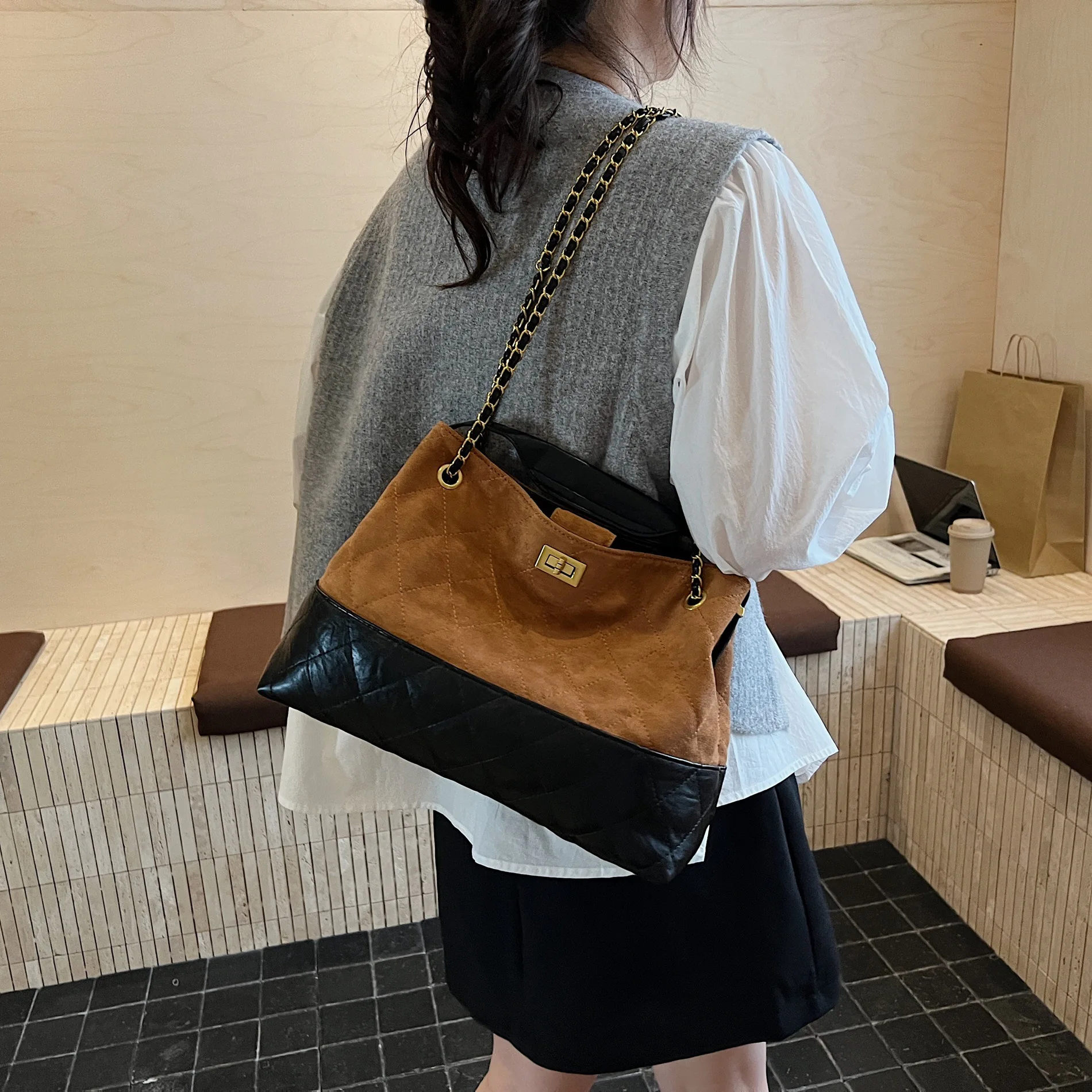 

Деконструированная большая сумка 2025 года, женская трансформируемая сумка через плечо и через плечо с текстурированной веганской кожей