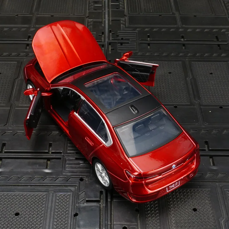 1:32 Simulation BMW I7 alloy car model ornament, door can be opened has simulated sound and lighting functions, rich details