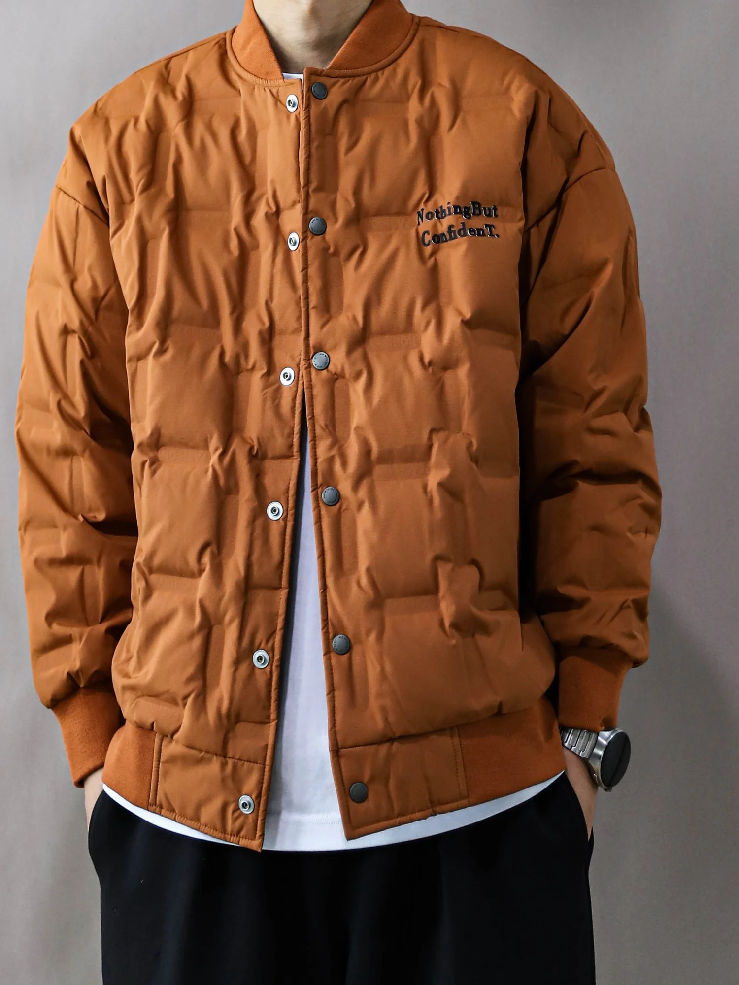 

Мужская пуховая куртка Зима 2025: Новинка в американском ретро-стиле, оверсайз, свободный крой, модный бренд, цвет карамель, полиэстер, длинный рукав