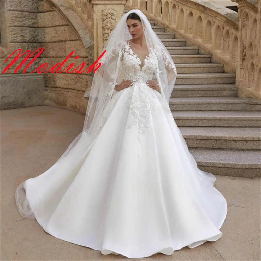Maßgeschneidertes elegantes Brautkleid aus weißem Satin, exquisites Brautkleid mit Rundhalsausschnitt und langen Ärmeln, Kapellenschleppe, Knöpfen am Rücken