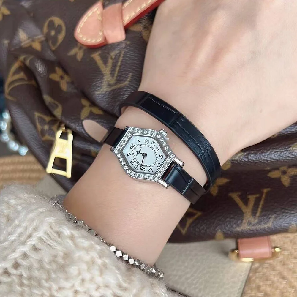 ساعة يد نسائية أنيقة، حزام جلدي، قرص نسائي على شكل تونيو، فاخرة صغيرة، موديل 2026 جديد، ساعة يد فريدة من نوعها. #1