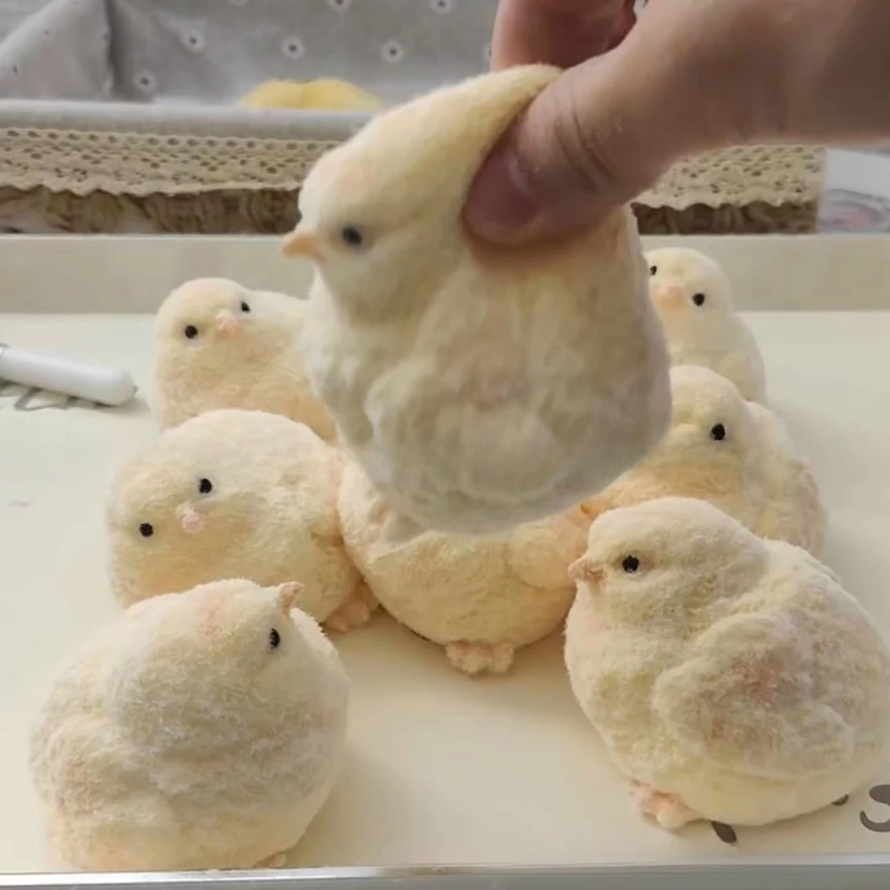 Juguete para apretar para aliviar el estrés de pollito amarillo: Fidget sensorial de rebote lento para la ansiedad con textura similar a la masa