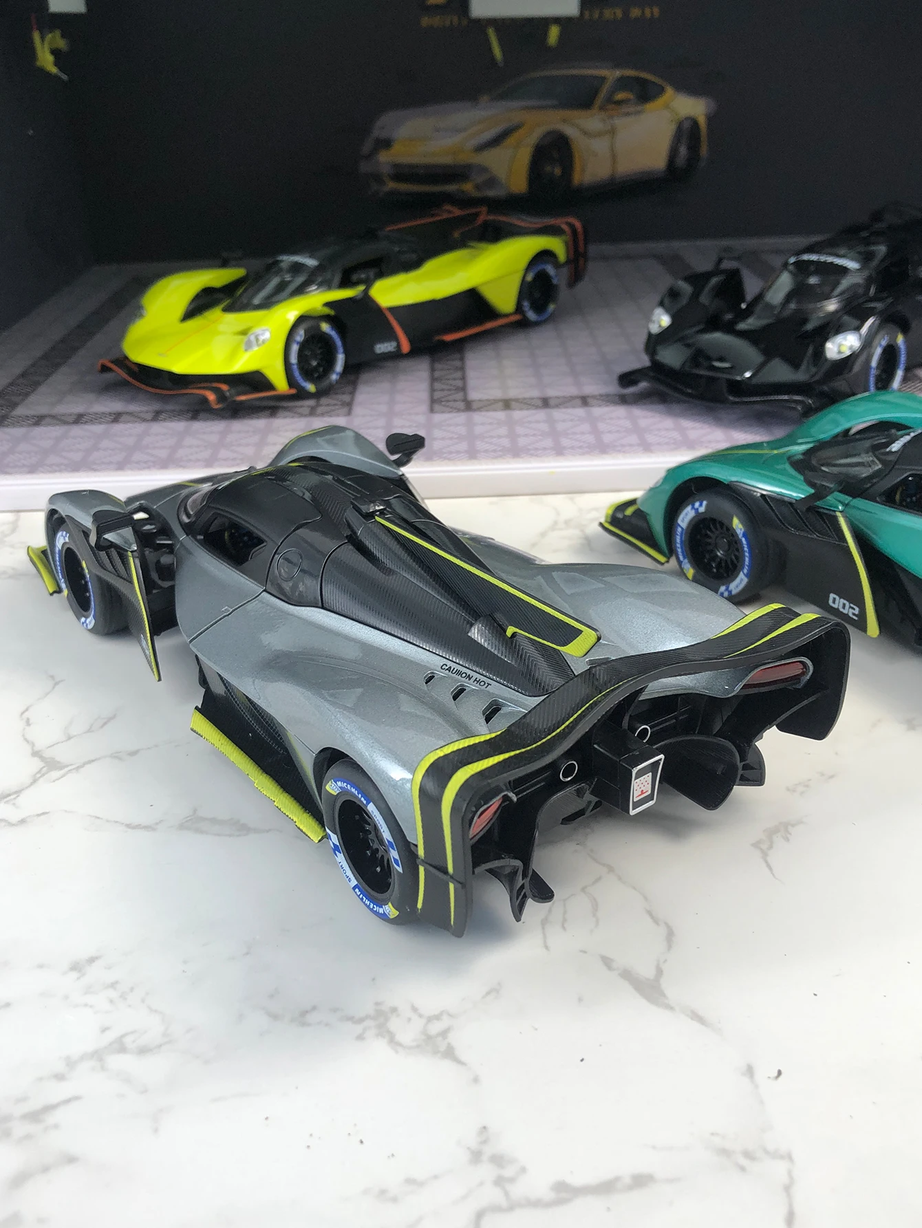 Modèle de voiture Valkyrie en alliage de zinc de simulation 1: 24, ornement statique, voiture cadeau de collection en métal