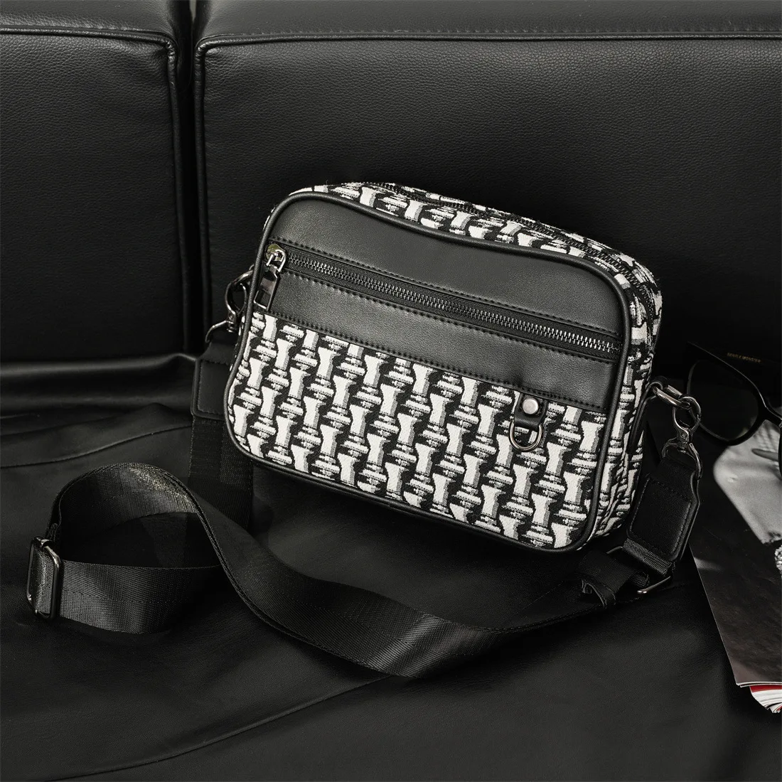 Luxuriöse Umhängetasche im Designer-Stil, Herren-Schultertasche aus Canvas mit Patchwork-Details und PU-Leder, Herren-Schulter-Messenger-Tasche, Handtasche, rechteckige Geldbörse. – Detail 4
