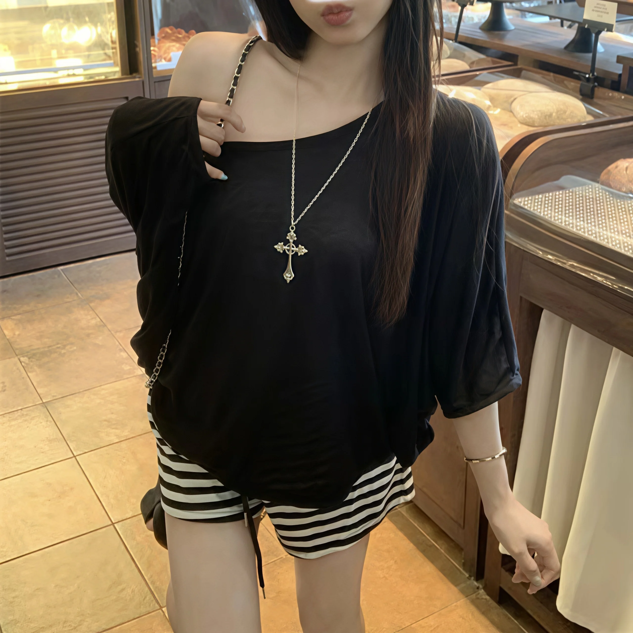 Damen Off-Shoulder Loses T-Shirt mit Dolman-Fledermausärmeln, Spitzenmanschette, transparentem Strick und schrägem Ausschnitt, lässiges Oversized-Oberteil für Damen. – Detail 5