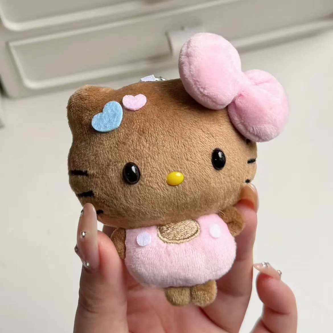 Neuer brauner Hello Kitty Plüsch-Schlüsselanhänger mit rosa Schleife, Herz-Taschenanhänger, weicher Kawaii-Anhänger, Puppen-Geschenk für Mädchen und Frauen, Accessoires