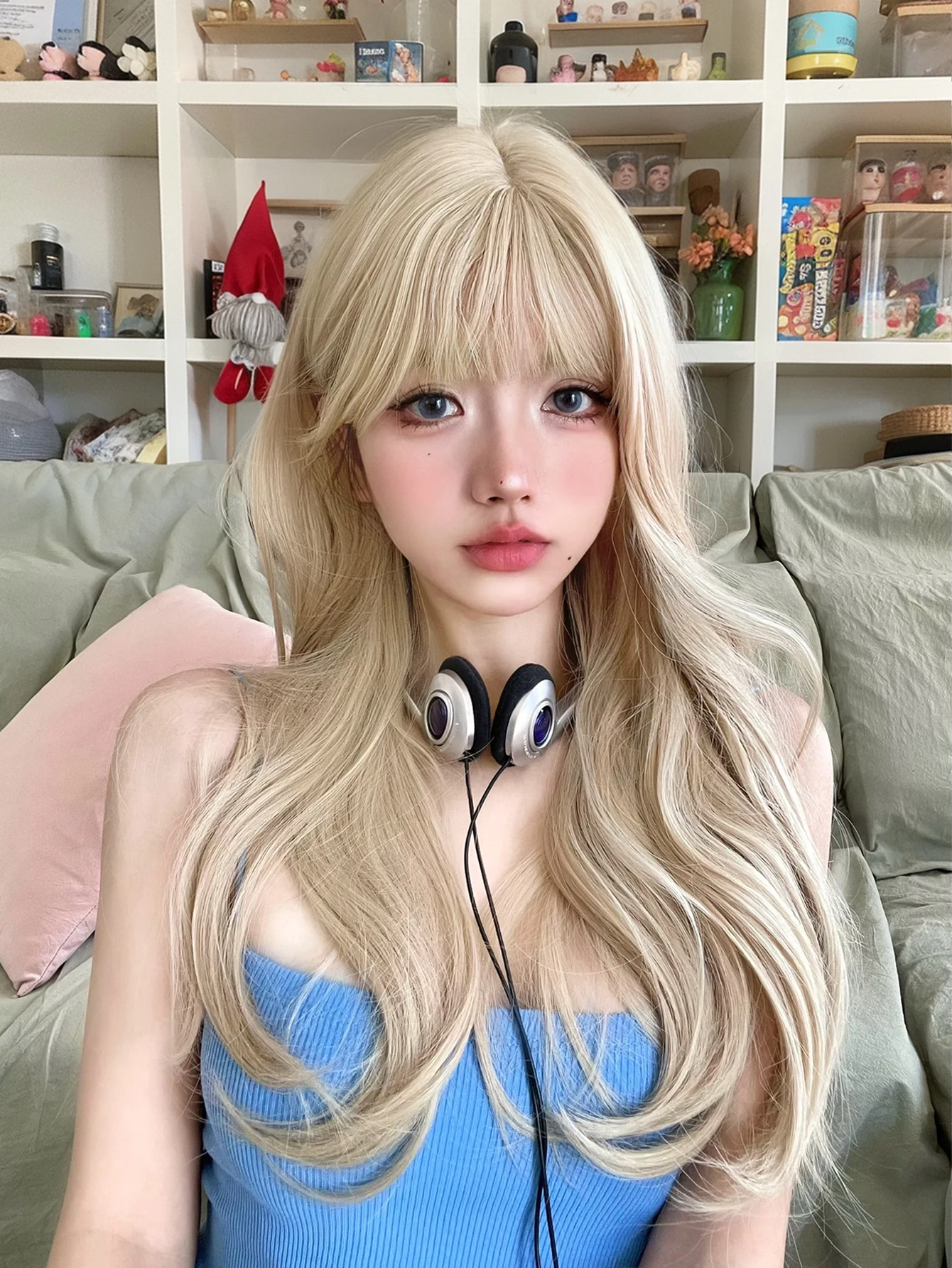 Wig sintetik gaya pirang Lolita 24 inci dengan poni Wig rambut berombak panjang alami untuk penggunaan sehari-hari wanita pesta Cosplay tahan panas