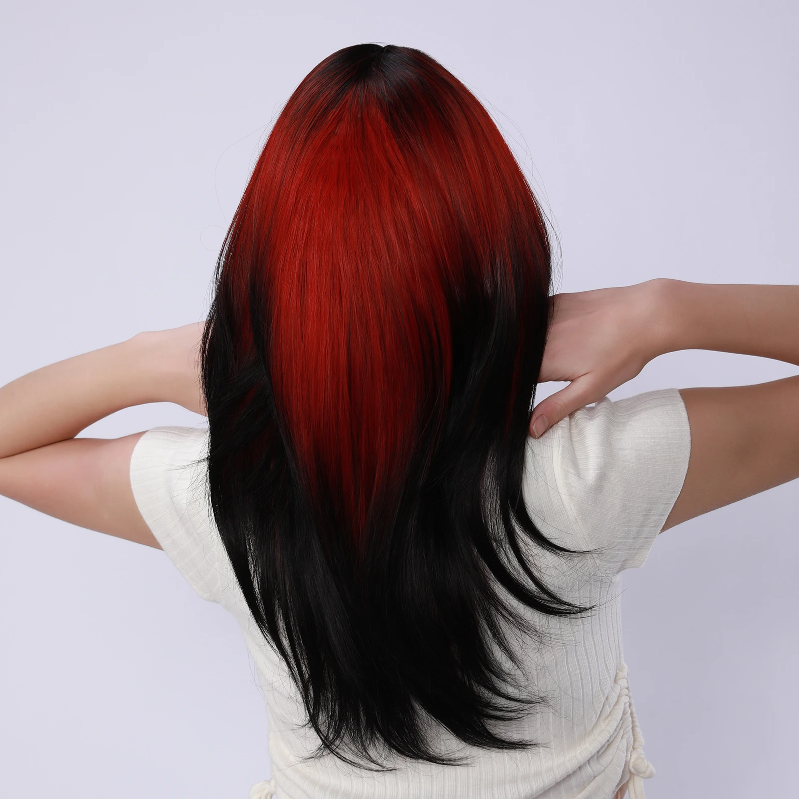 

1 женский парик, выполненный из термостойкого синтетического высокотемпературного волокна, с естественным объемным стилем.