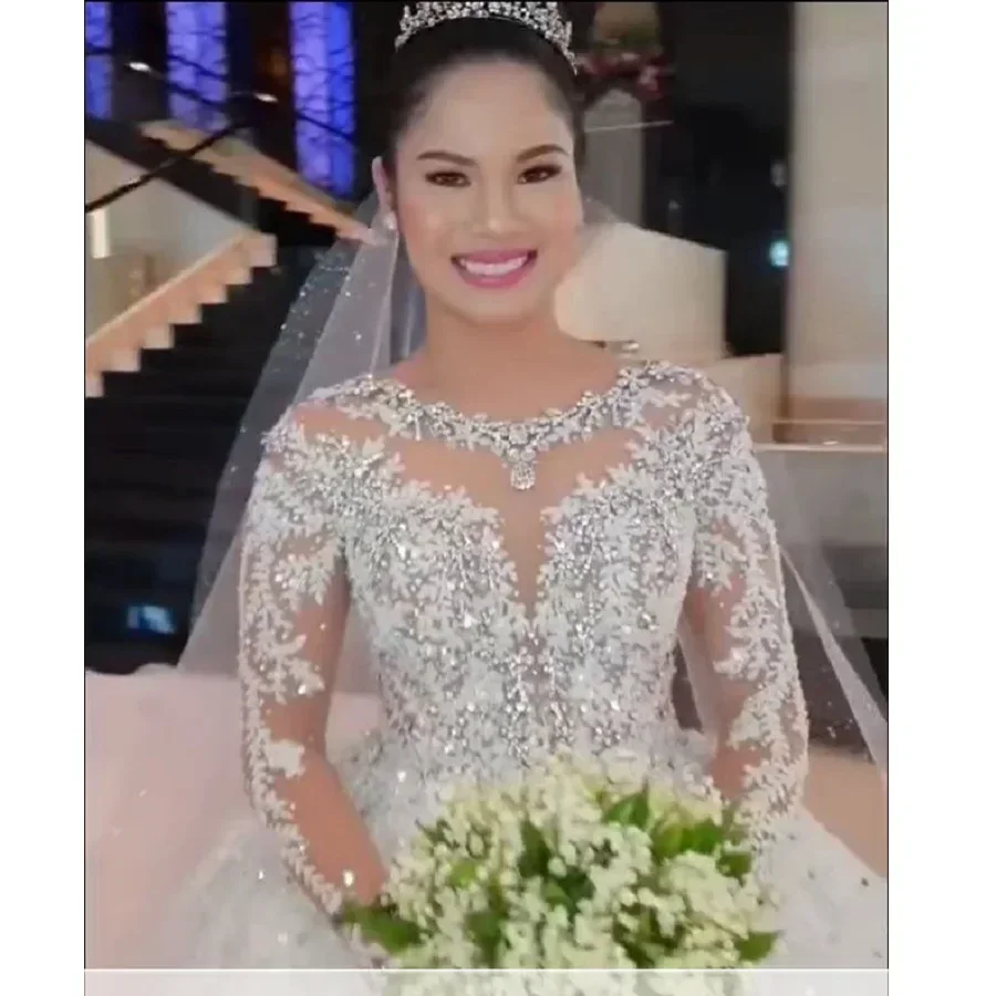 Abito da sposa da donna in pizzo di lusso personalizzato Elegante manica a sfera con perline Vedi attraverso il treno Sposa da sposa su misura 2024