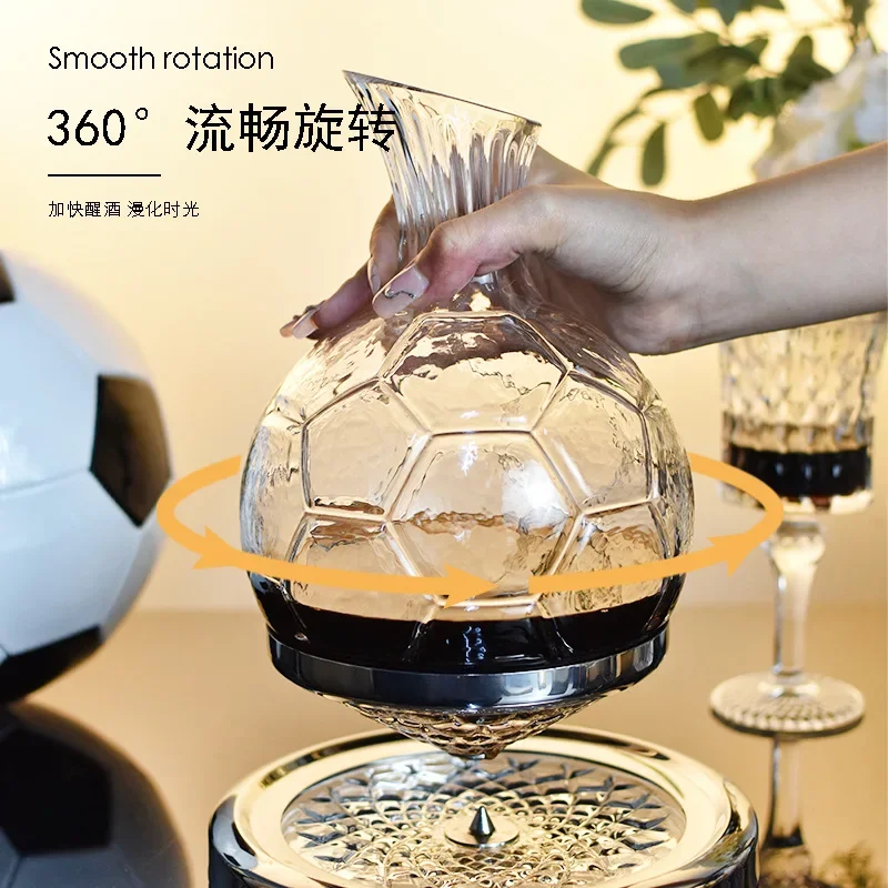 Leichter, luxuriöser, drehbarer Fußball-Dekanter. Luxuriöses High-End-Home-Set. Weinspender