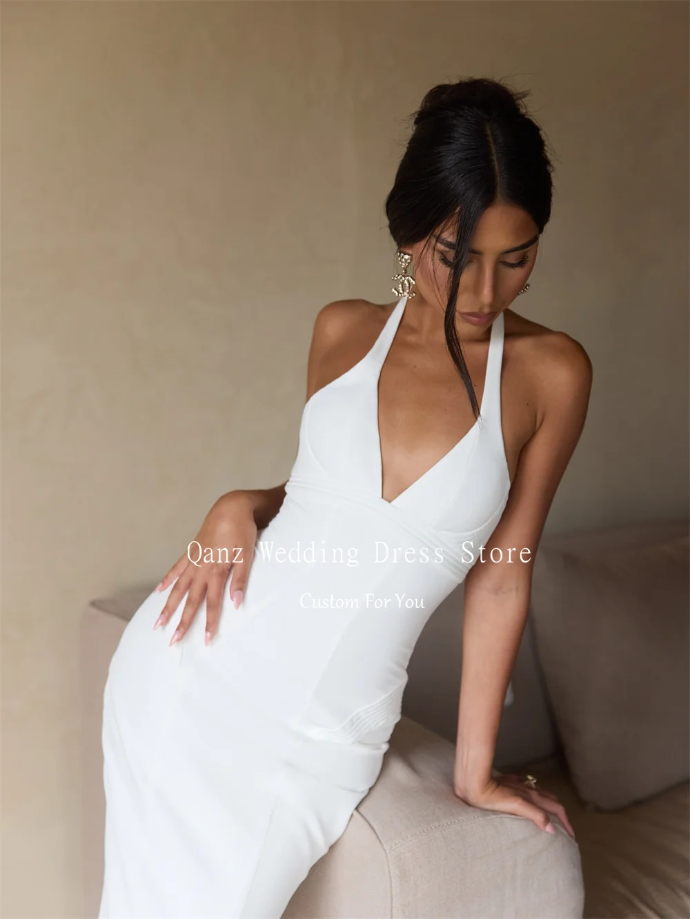 ชุดแต่งงานผ้าซาตินสีขาวแบบคอวี คอ halter ทรงเมอร์เมด  ชุดเจ้าสาวสมัยใหม่  ชุดแต่งงานแบบเรียบง่าย  รับตัดตามสั่ง