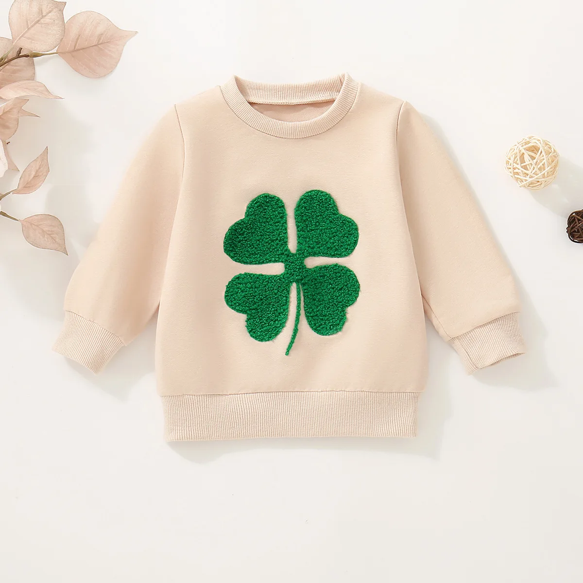Summer unisex grey long-sleeved T-shirt for babies and toddlers with four-leaf clover embroidery – St Patrick’s Day