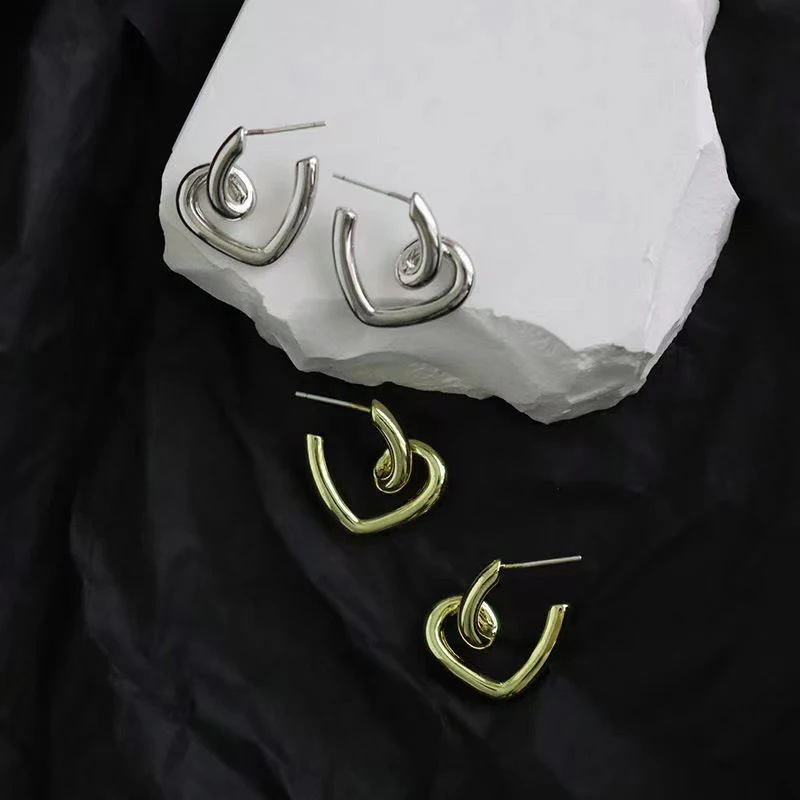 Женские серьги-гвоздики в виде звеньев