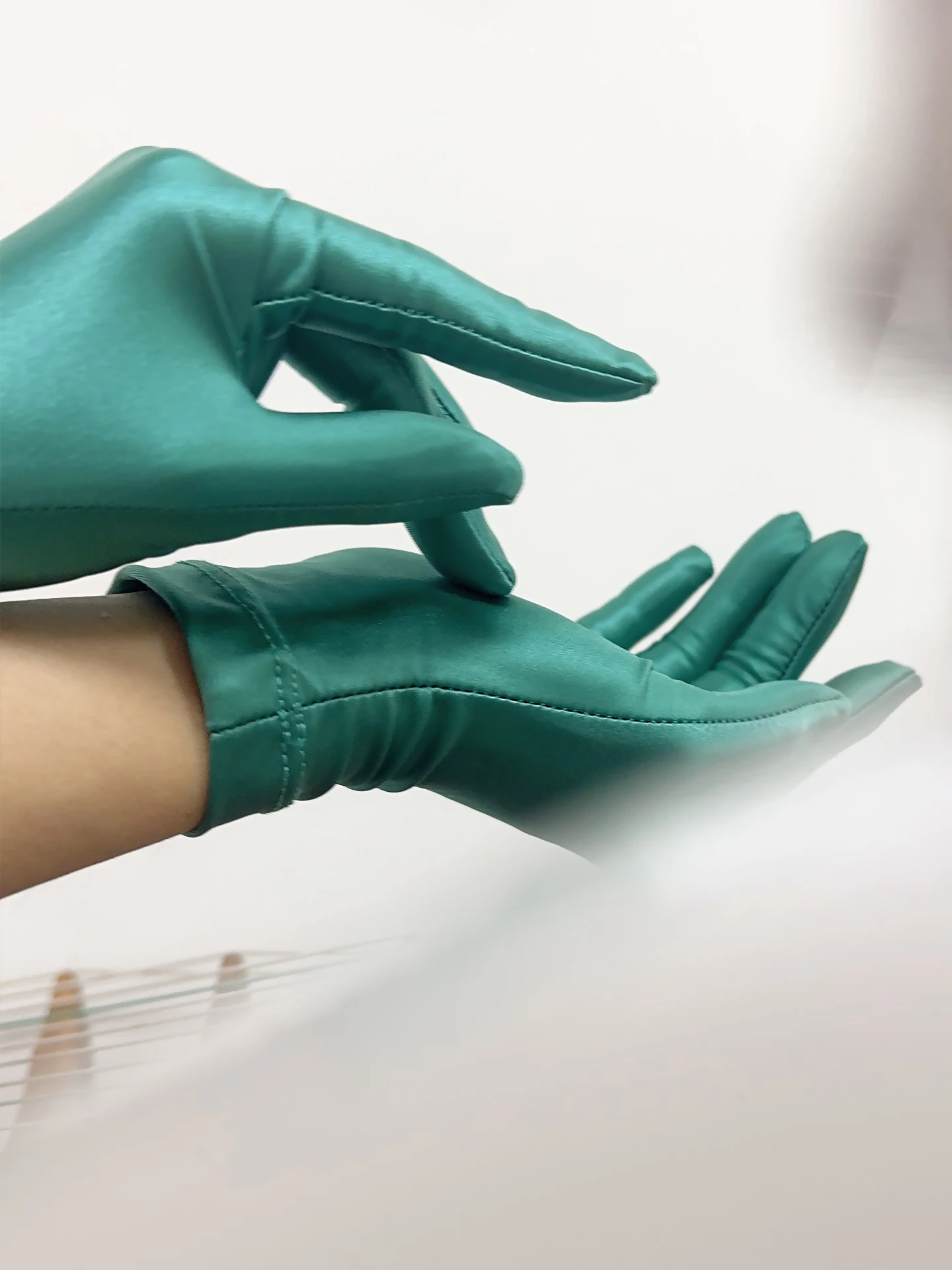 Guantes elásticos brillantes sin dedos para mujer, guantes cortos sexis brillantes para Cosplay, vestido de juego de rol, exhibición de joyería