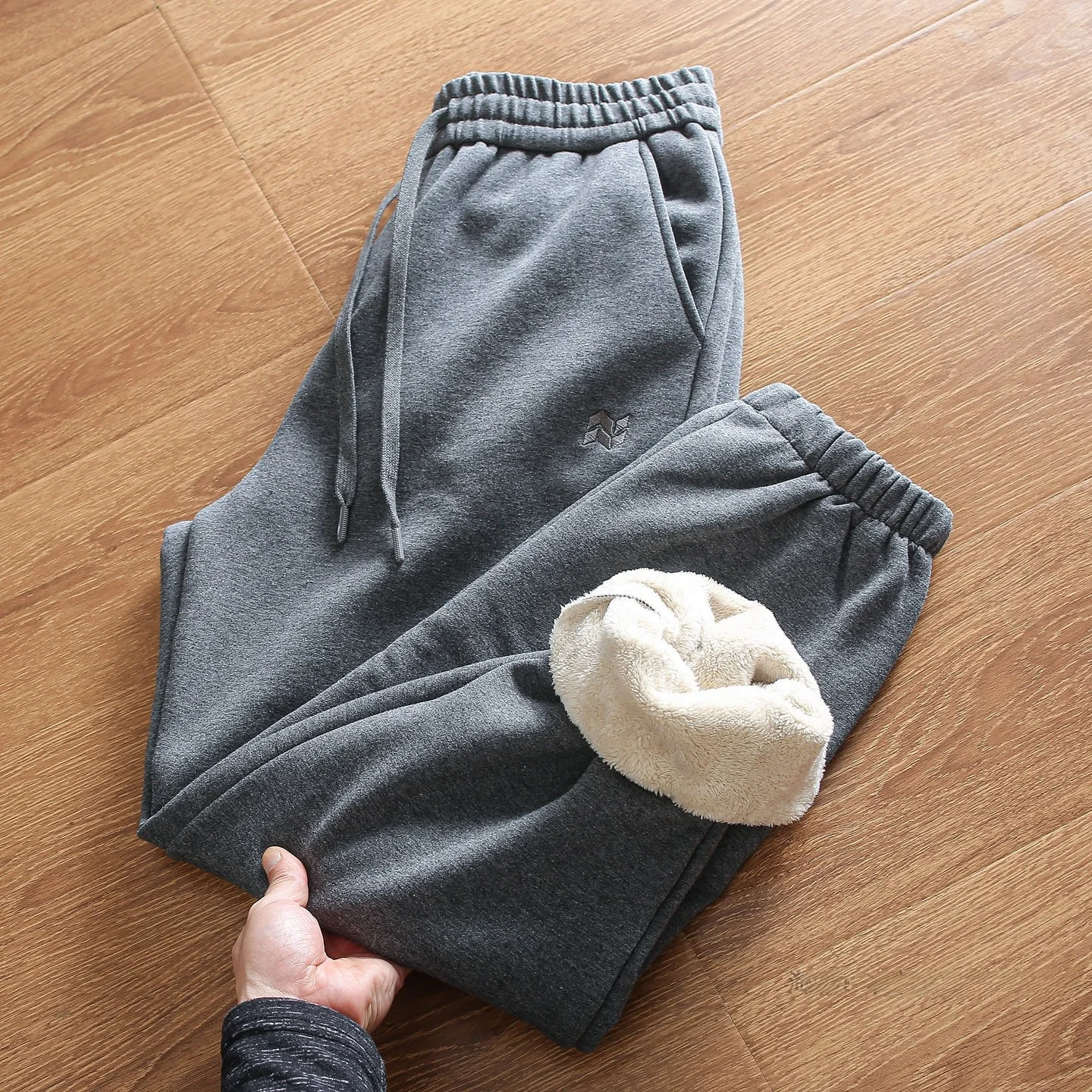 

Мужские зимние утепленные спортивные брюки свободного кроя на флисовой подкладке, ветрозащитные, для активного отдыха, с манжетами, с вышивкой