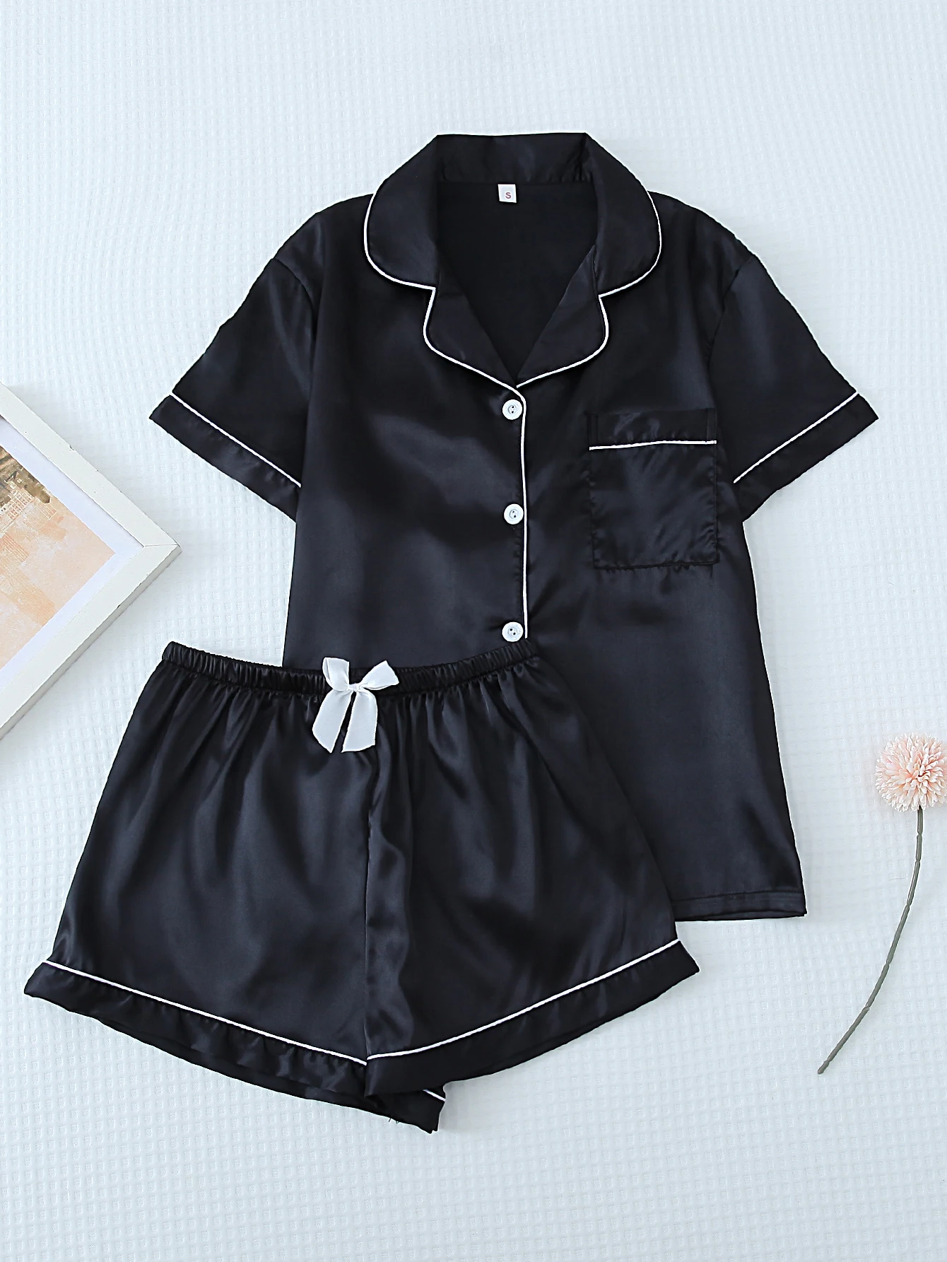 Two-Piece Set of Solid Color Satin Lapel Button-Down Short-Sleeve Top with Pockets and Bow Shorts, Spring and Summer Women's Pajamas and Loungewear Set Suitable for Home Use