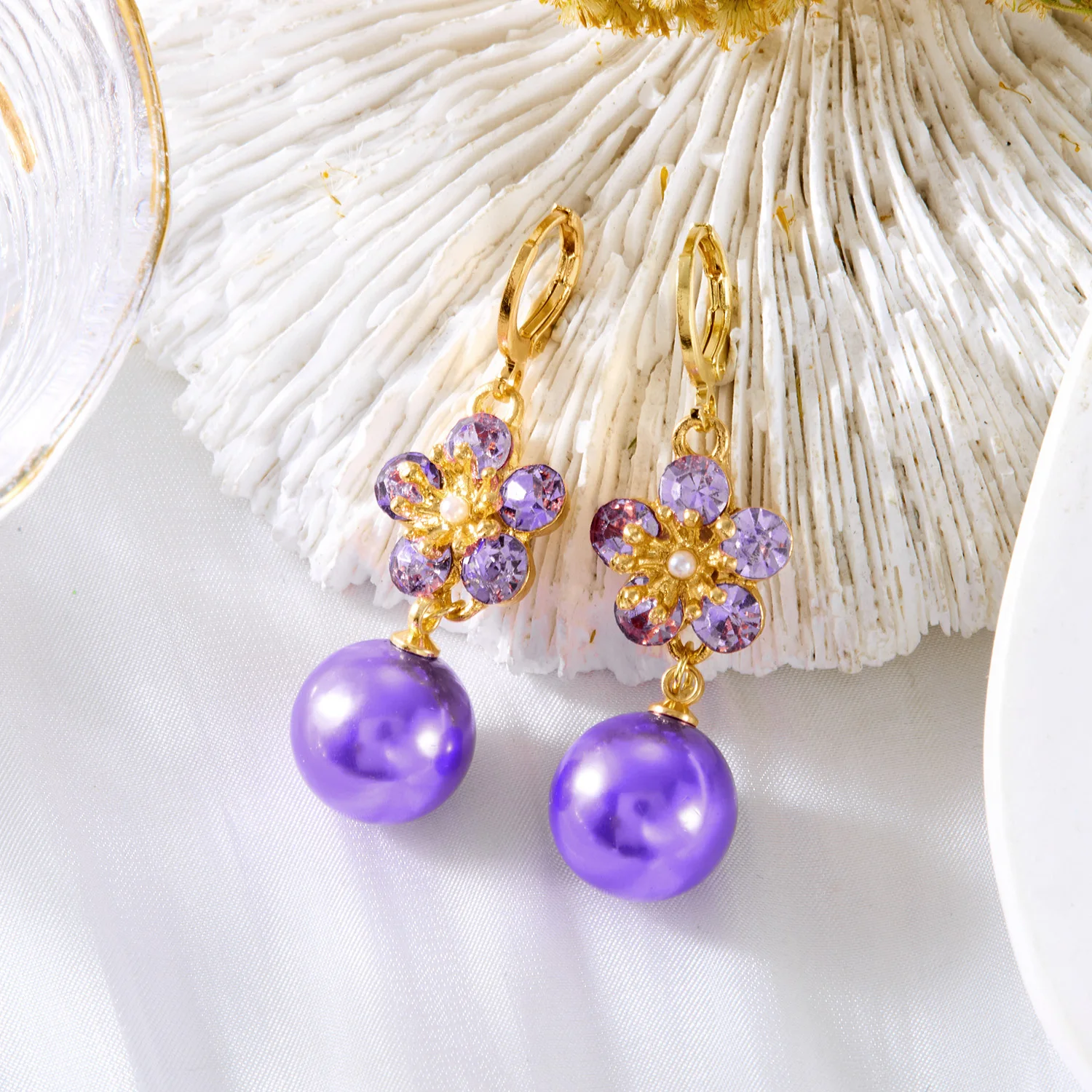Luxuriöse Blumen-Tropfen-Ohrringe für Frauen, exquisites Zirkon-Intarsien-Blatt, vielseitiger Schmuck für den täglichen Gebrauch, lila Imitationsperlen-Ohrringe – Detail 14