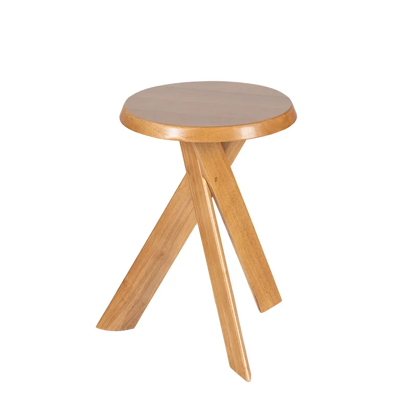 

Диван в средневековом стиле, несколько однотонных небольших прикроватных тумбочек цвета ореха, несколько боковых мини-столов.