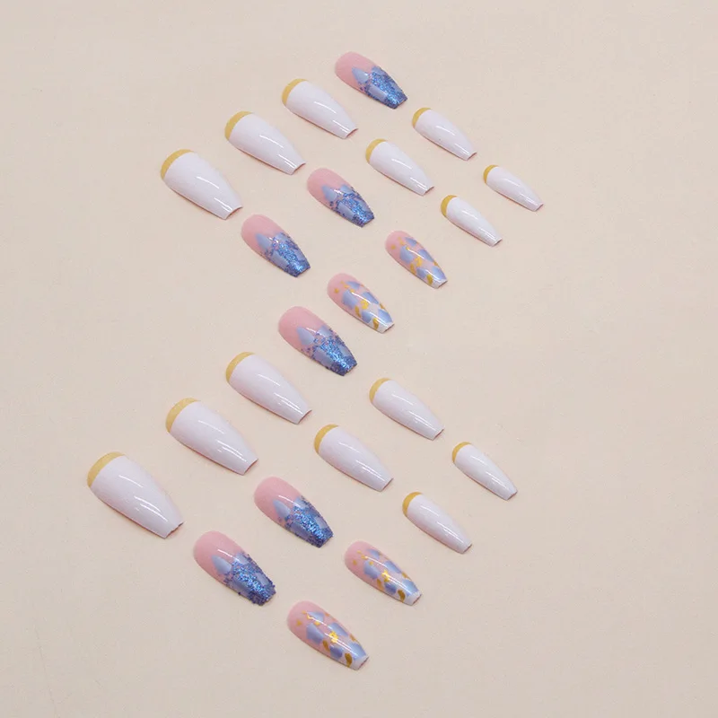 24個入り 金箔フレンチプレスオンネイル - バタークリームチップ＆ブルーグリッタースプラッター ロングスクエアシェイプ（マルチサイズ）