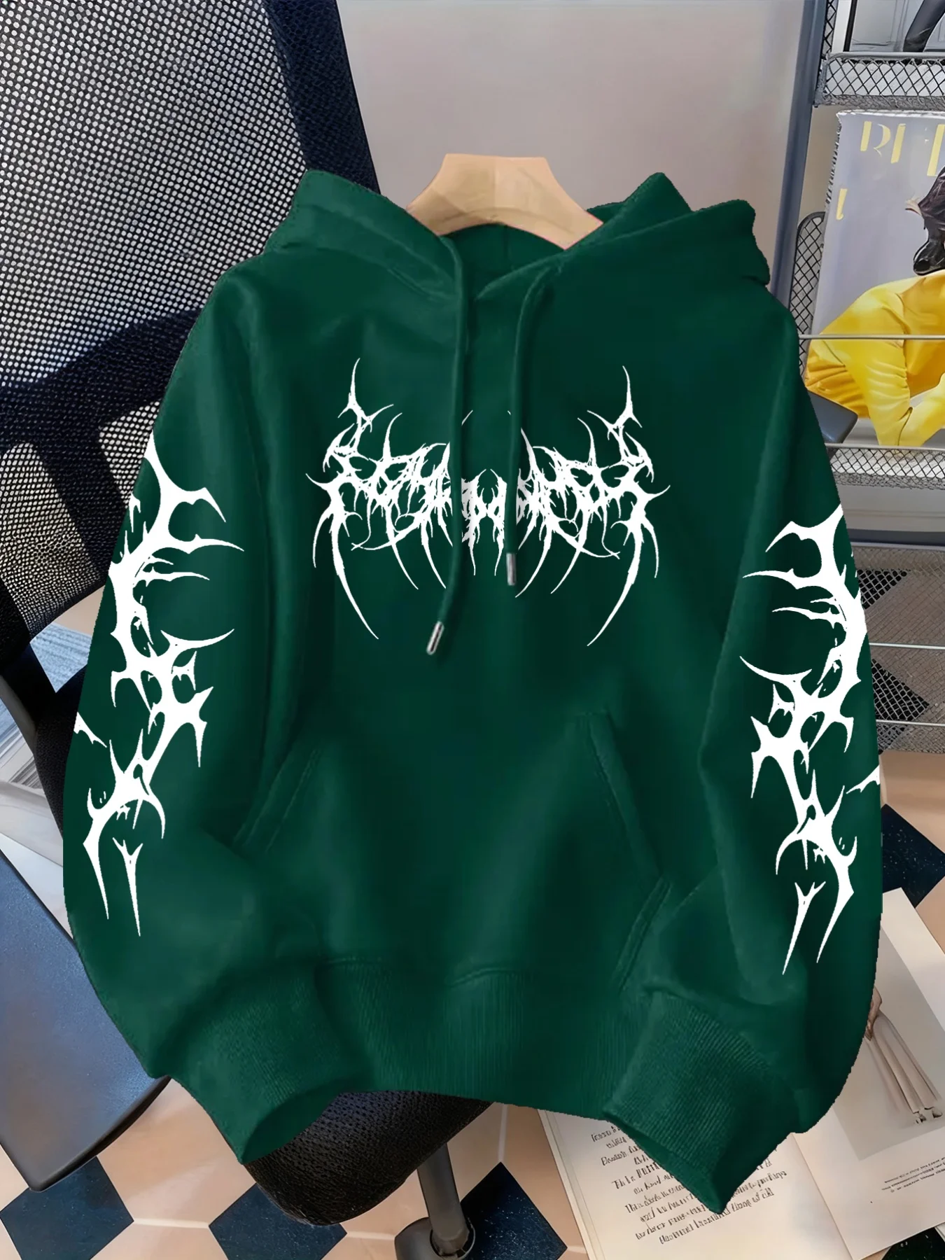 Herren Oversized Hoodie Schwarz Metall Dornen Gothic Text Vorderseite Ärmel-Print Y2K Dark Grunge Streetwear Pullover Oberteil Herbst Fleece – Detail 4