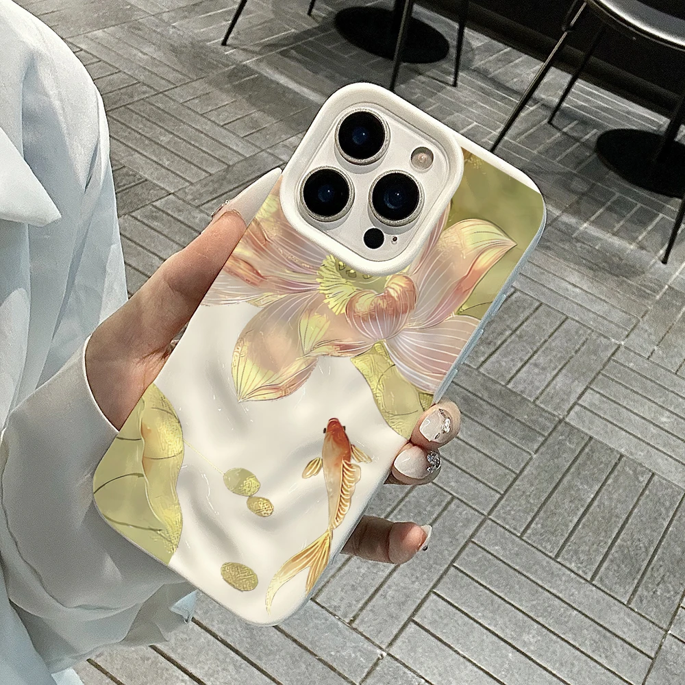 Luxuriöse Koi- und Lotus-Glücks-Handyhülle für iPhone 17 16 15 14 13 12 11 Pro Max 14 Plus 17 Air Falten-Wellen-Soft-Silikon-Cover – Detail 4