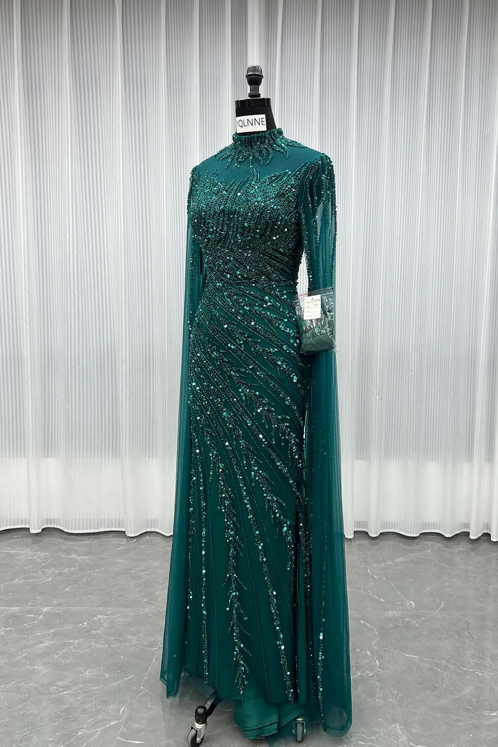 YQLNNE 049 فساتين سهرة متواضعة مصنوعة يدويًا باللون الأخضر الداكن مع كيب فستان رسمي لحفلات الزفاف للنساء #2