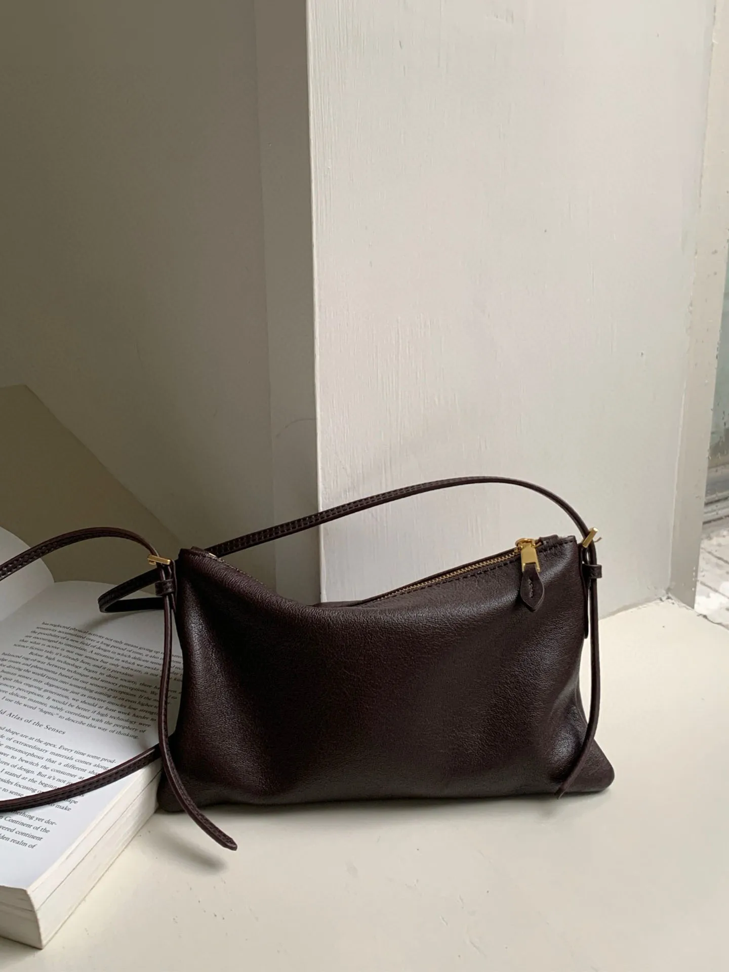 

Модная кожаная женская сумка подмышки, новинка 2023 года, универсальная сумка через плечо на одно плечо для хранения мобильного телефона из мягкой левой...