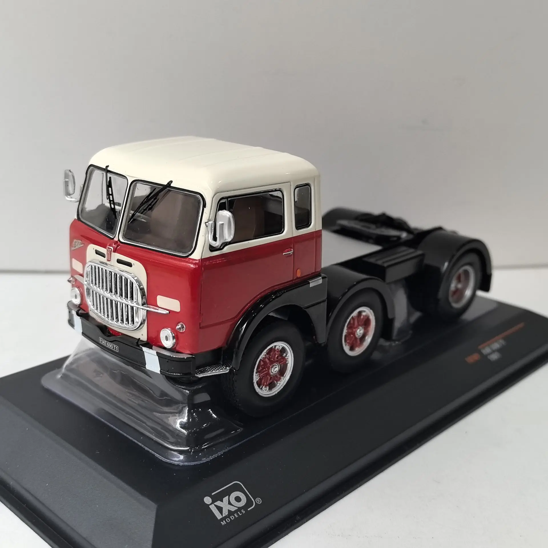 

Diecast IXO 1/43 Scale FIAT 690 T1 1961 Trailer Head Alloy Truck Model Collectible Toy Gift Souvenir Display Ornament