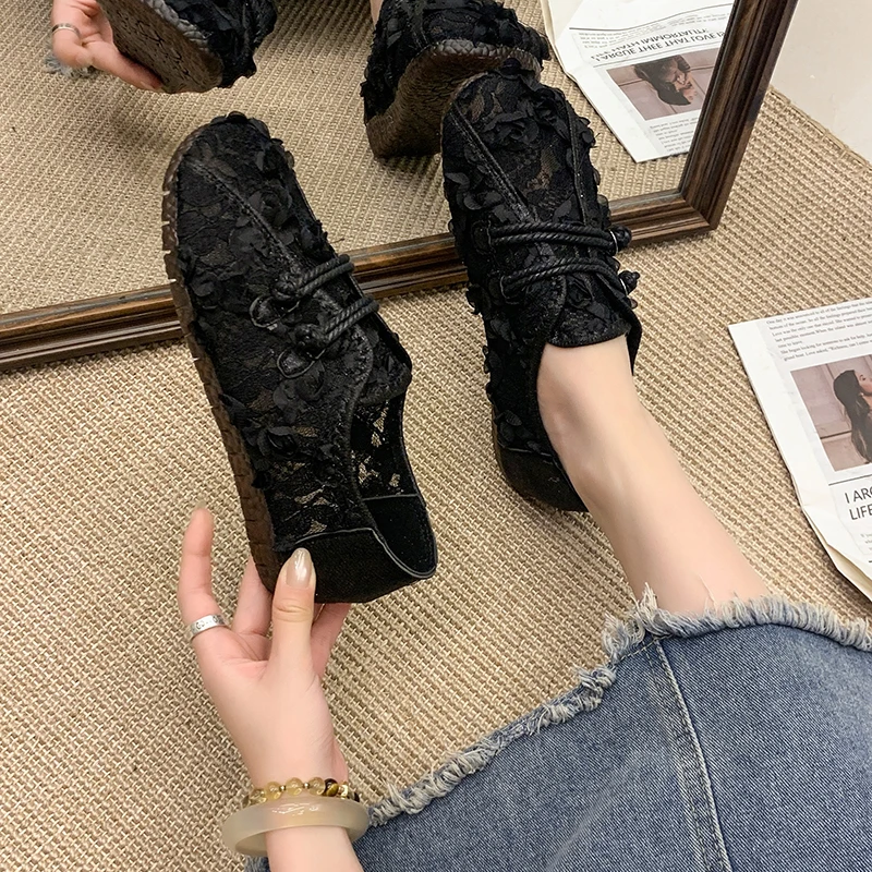 Sapatos baixos femininos 2025 nova sola macia de cabeça redonda superfície macia malha oco respirável deslizamento-em sapatos femininos plus size