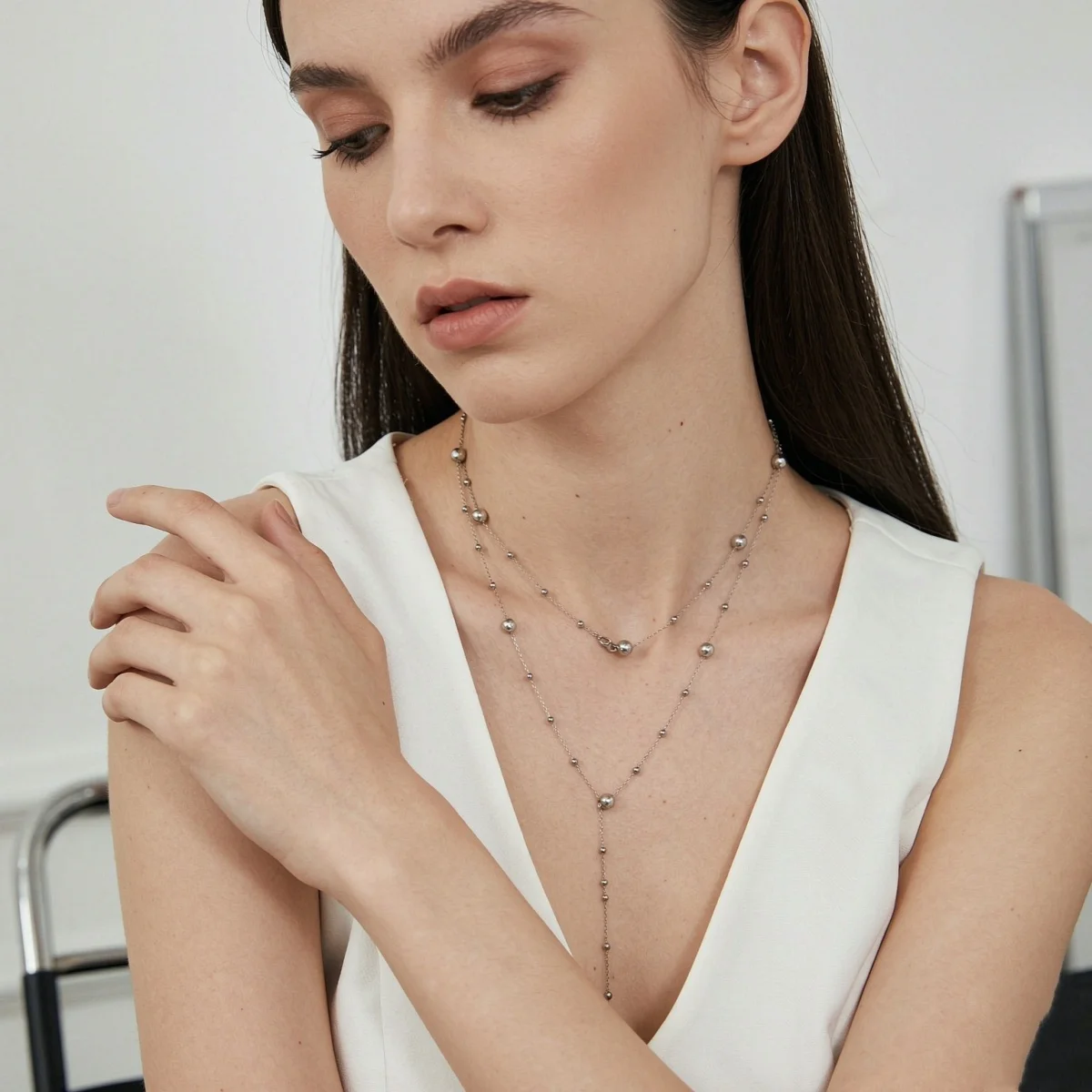 Zierliche silberfarbene Perlen-Stern-Schmuckkette mit simulierten Perlen in Y-Form für Damen und Herren, doppellagiger Y-förmiger Choker, ästhetisches Geschenk-Schmuckstück. – Detail 4