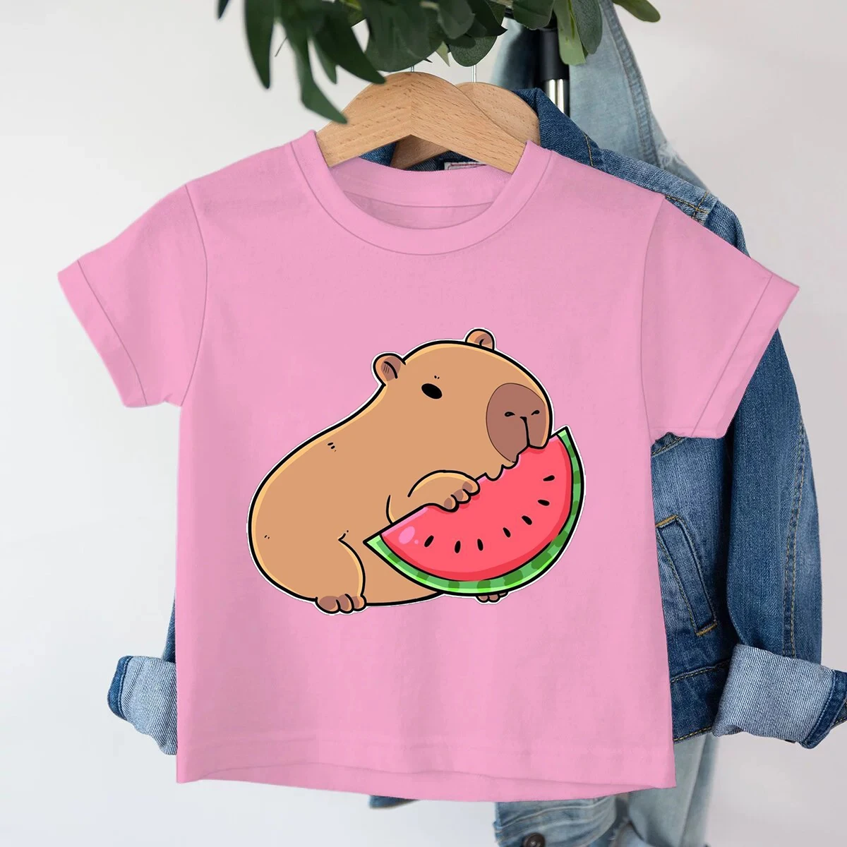 

Kawaii розовая футболка с принтом капибары для девочек и мальчиков, милая детская одежда с героями мультфильмов, летняя футболка Capabara Eat Watermelon, повседневные топы, футболка