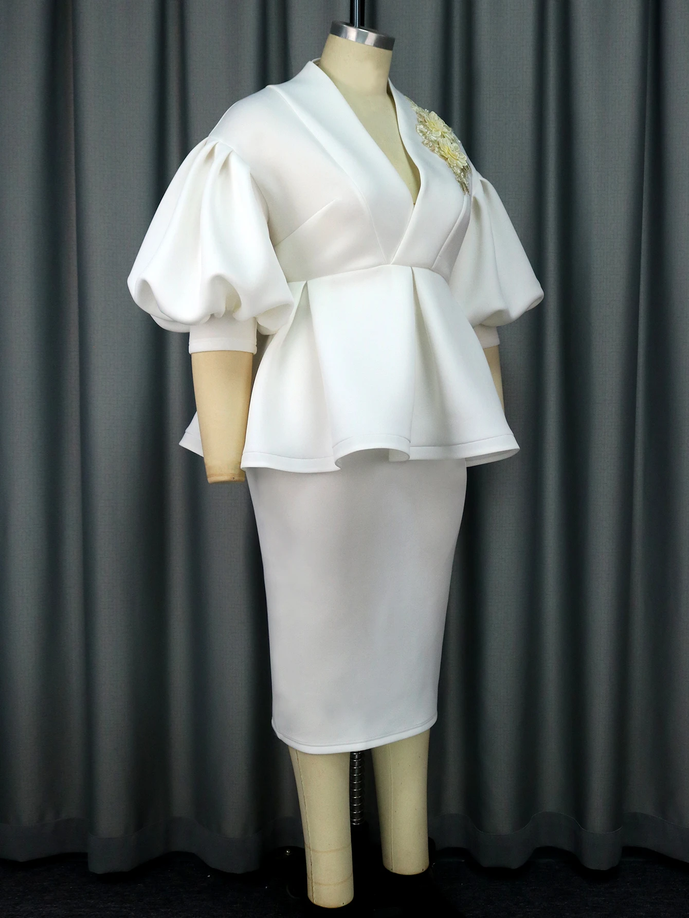 Aomei-Conjunto de vestido blanco para mujer, trajes de 2 piezas, cintura alta, Peplum, apliques, Tops, Bodycon, falda de lápiz, traje, trabajo de oficina, invitados de boda