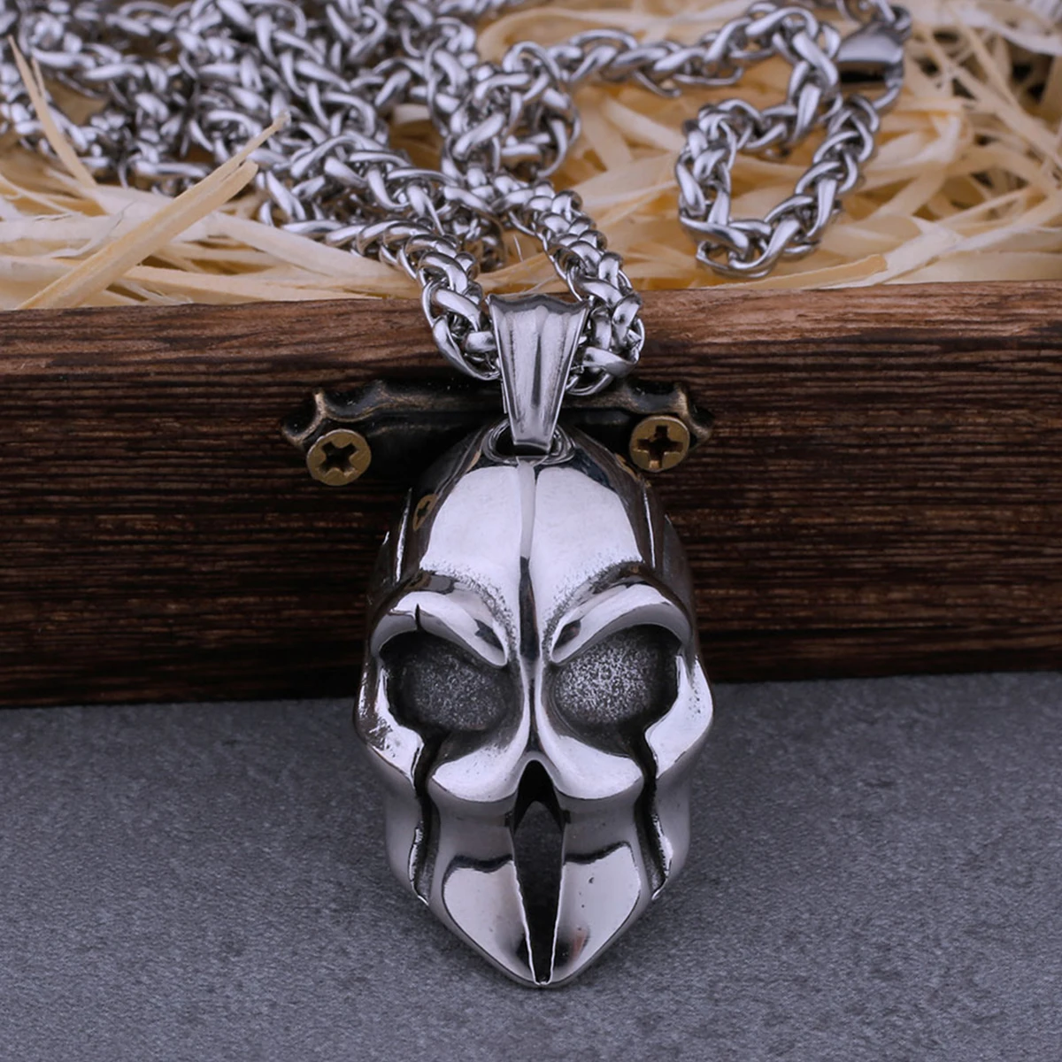 

Vikings Spartan Mask Necklace Men's and Women's Stainless Steel Fashion Hip Hop Biker Pendant Necklace Simple Jewelry As A Gift