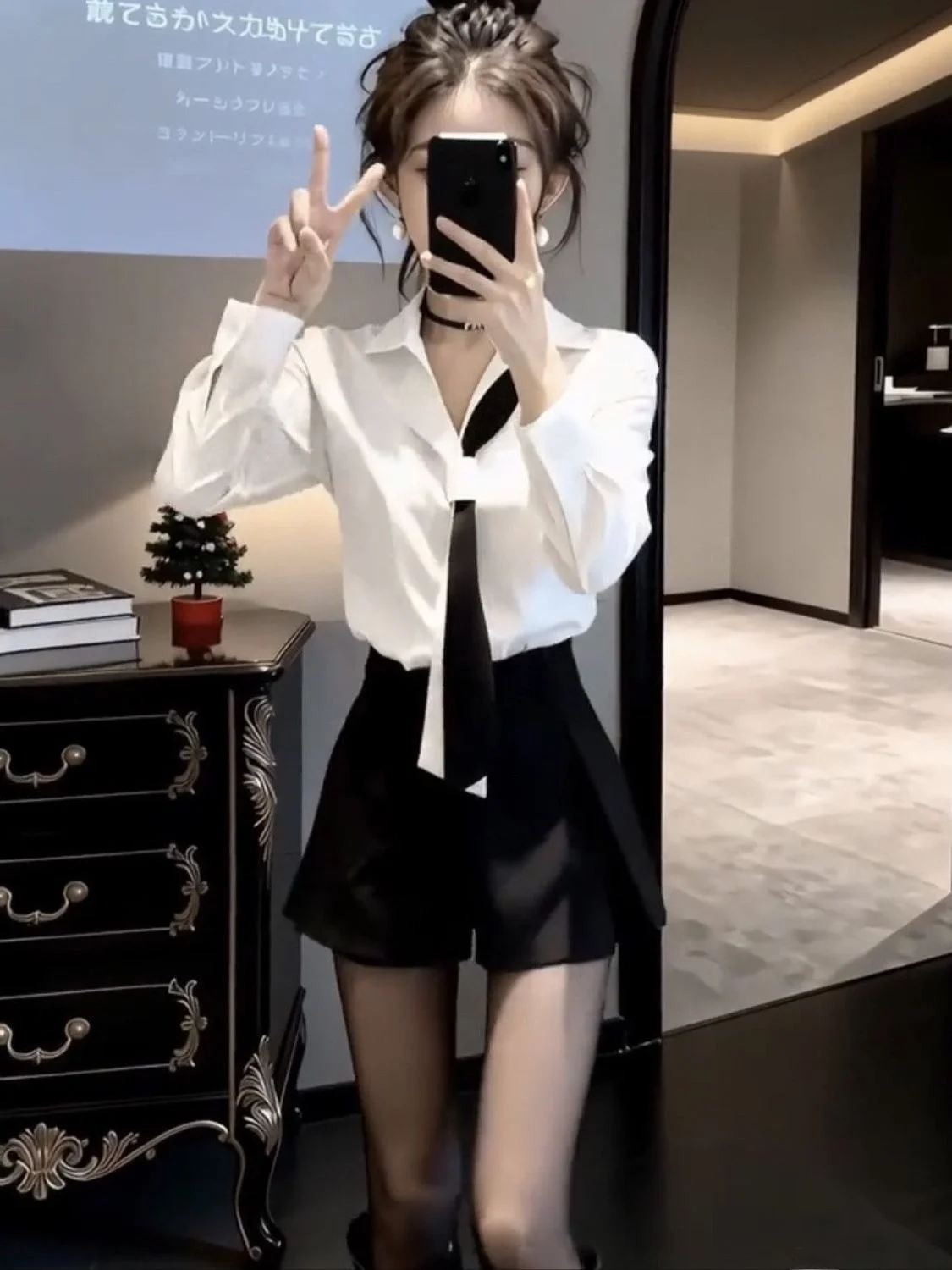 

Spring 2026 Fashionable Women's Slimming Shirt And High Waist Shorts Set Necktie Detail Two-Piece Suit Korean Style Polyester...